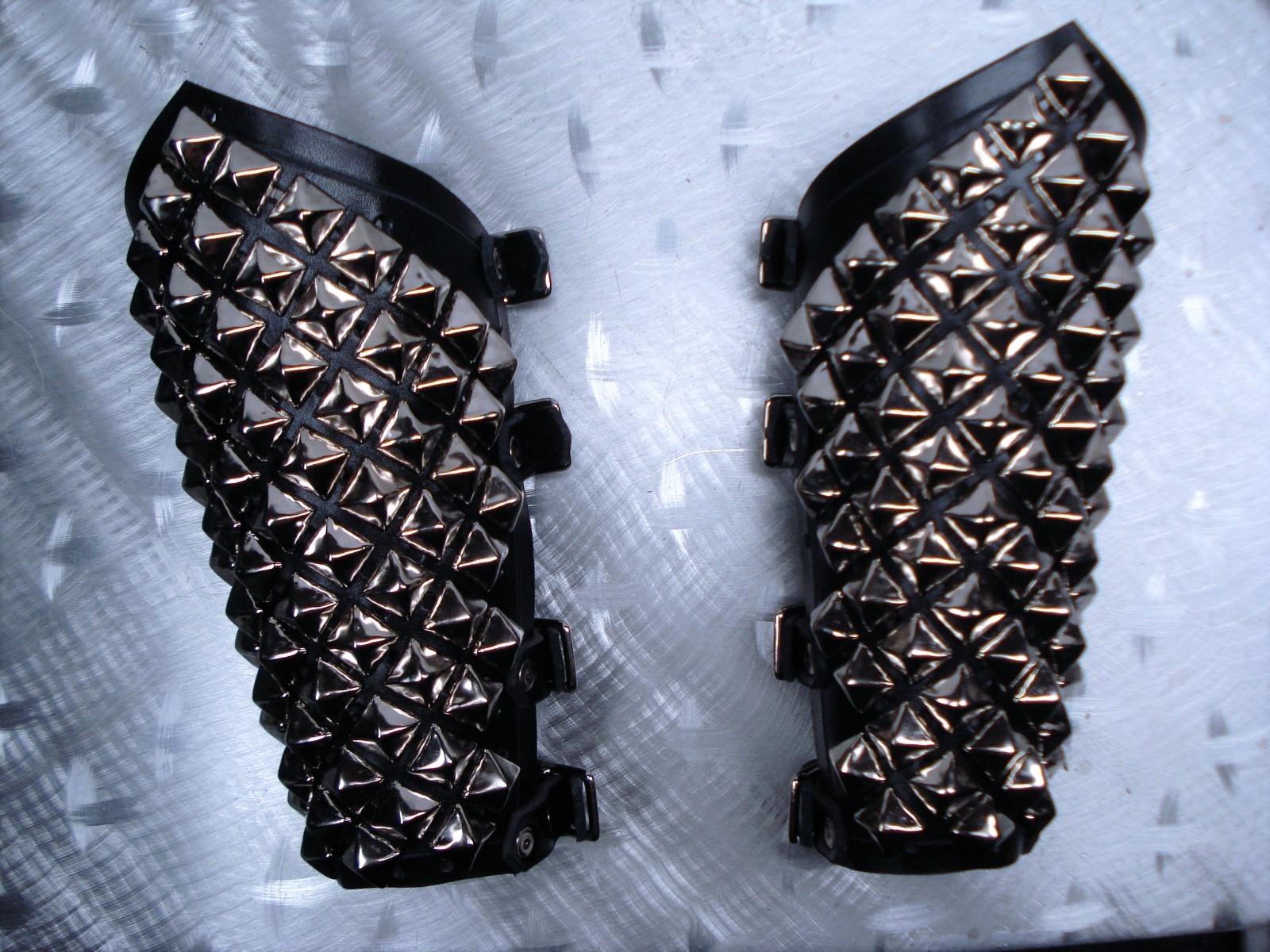 UNISEX STUDDED LEATHER GAUNTLETS.THRASH METAL… (MDLUG0146)…..VOIVOD’S