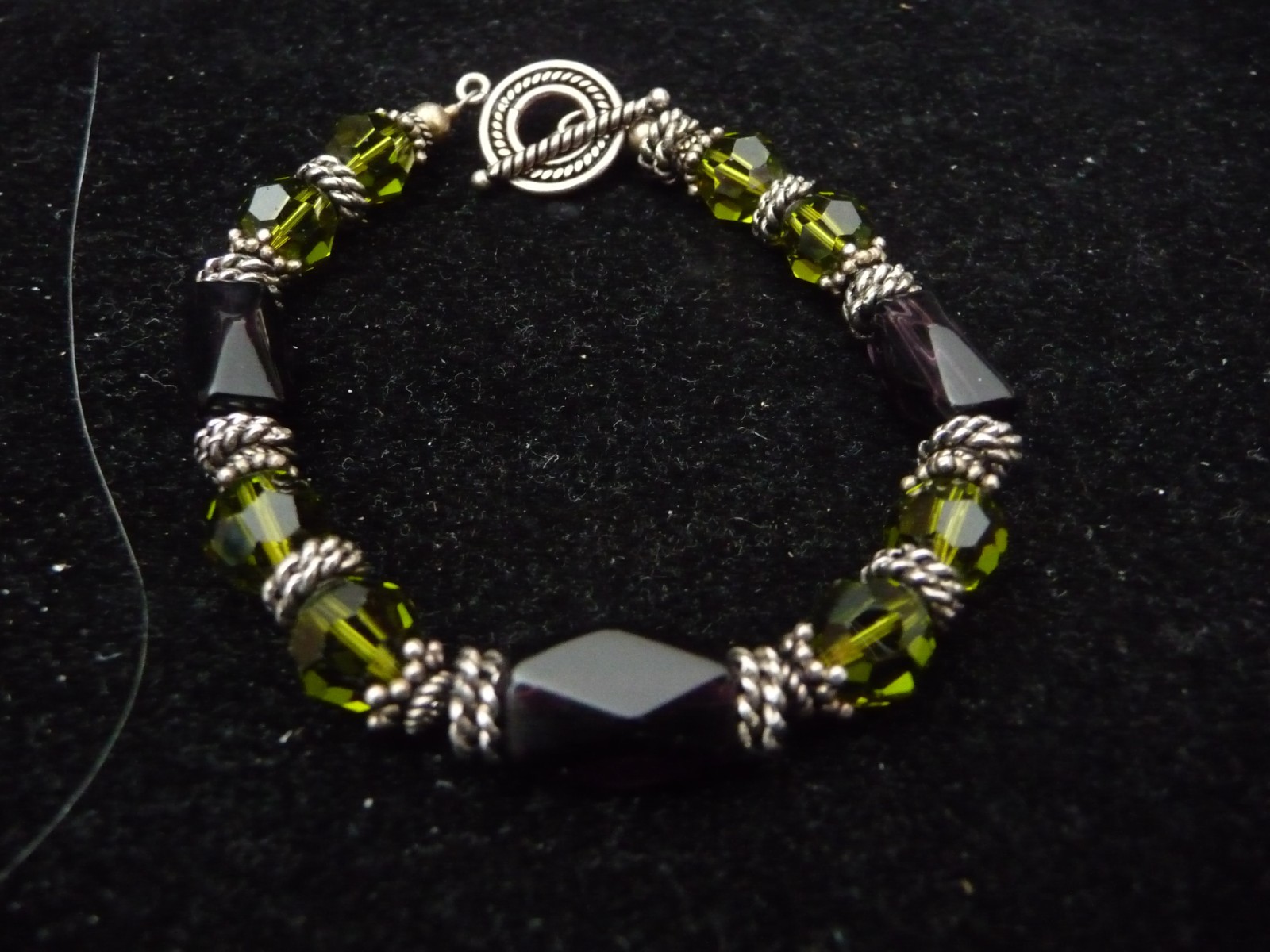 OLIVE GREEN & BLACK GLASS CRYSTALBEADS SILVER TONE SPACER 6″L BRACELET #24/27