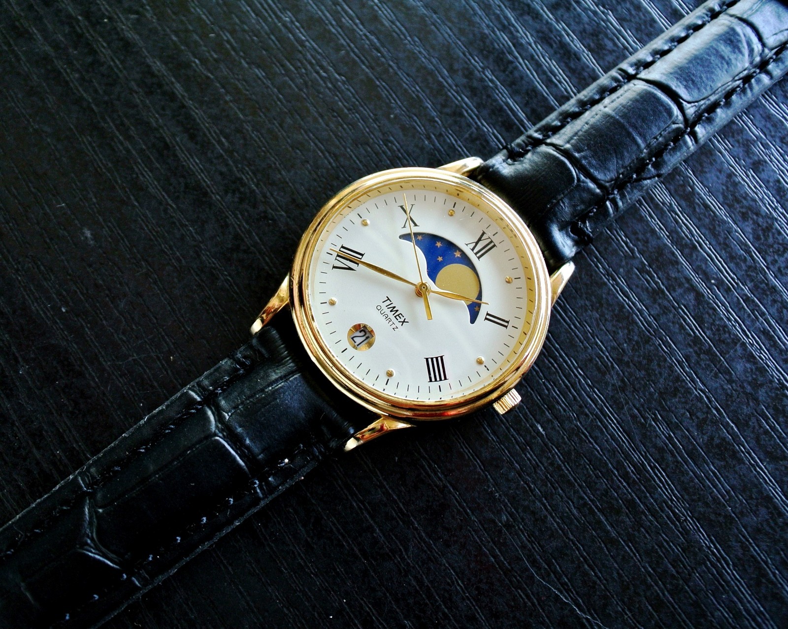 VINTAGE TIMEX DATE ELEGANT MOON PHASE DIAL QUARTZ MEN’S GOLDEN BLACK DRESS WATCH