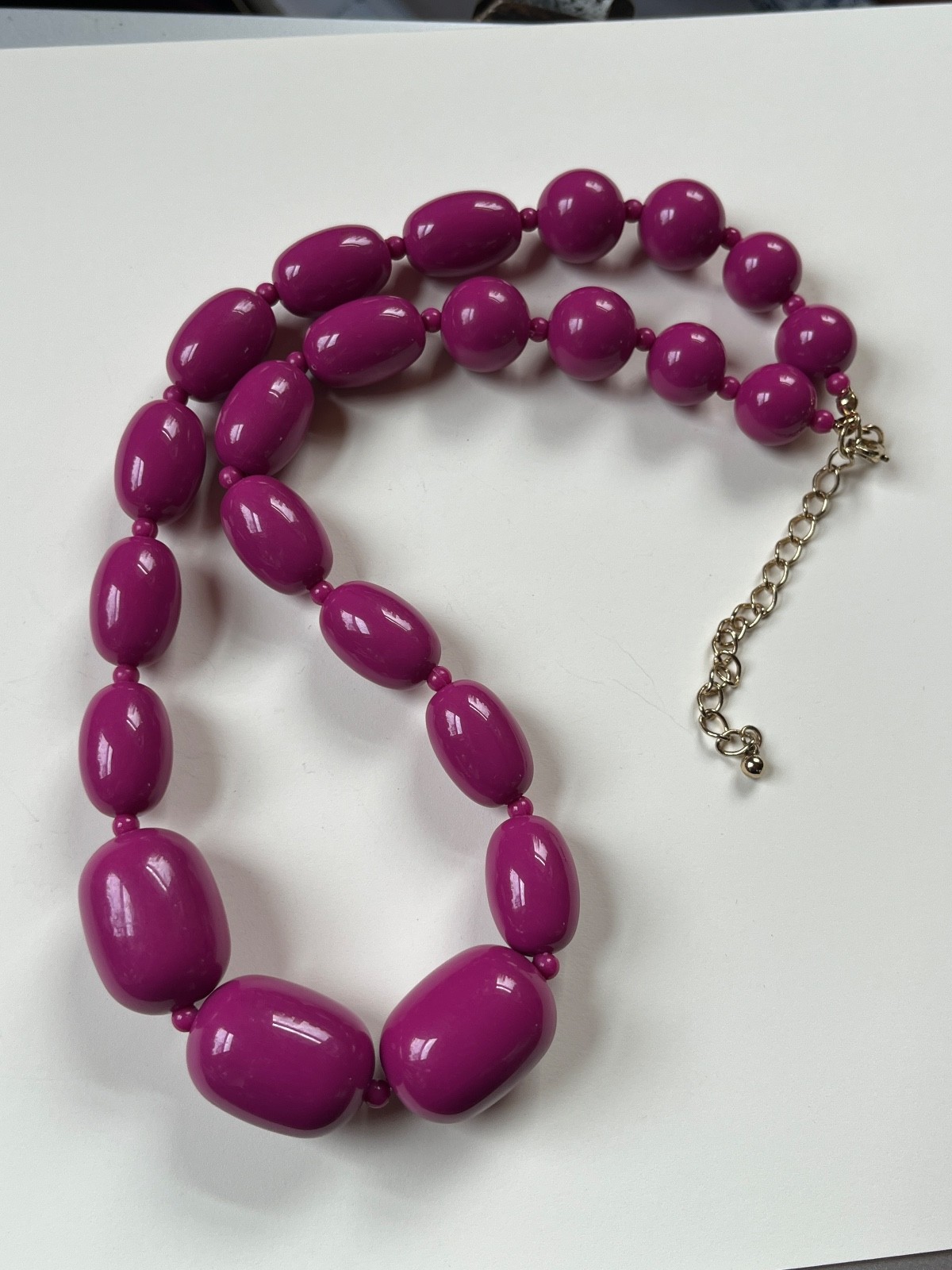 Vintage Chunky Hot Pink Fuchsia Graduated Round & Oval Plastic Bead Necklace –