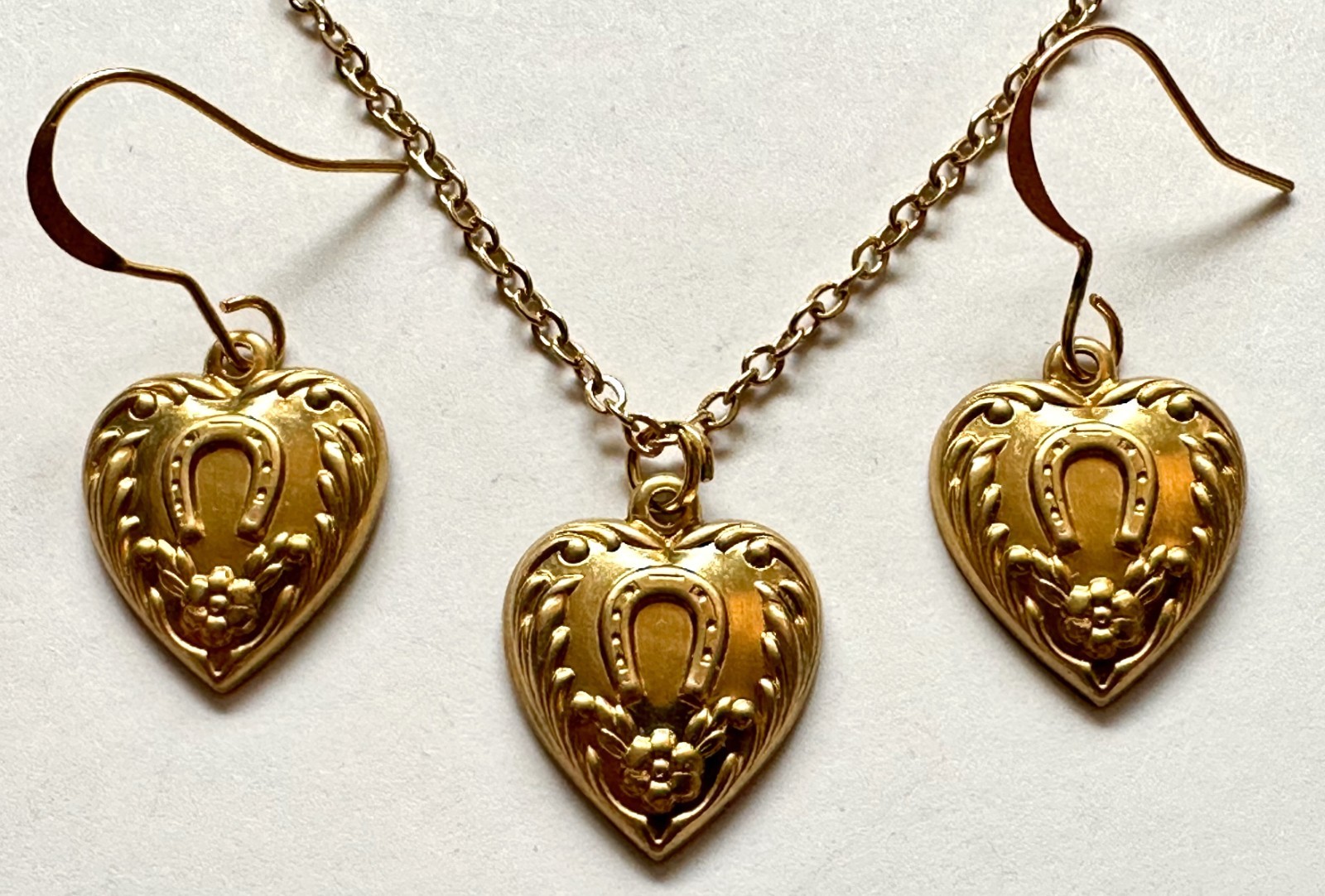JEWELRY SET HEART HORSESHOE HORSE SHOE BRASS GOLD LOOK NECKLACE 18″ GP & EARRING