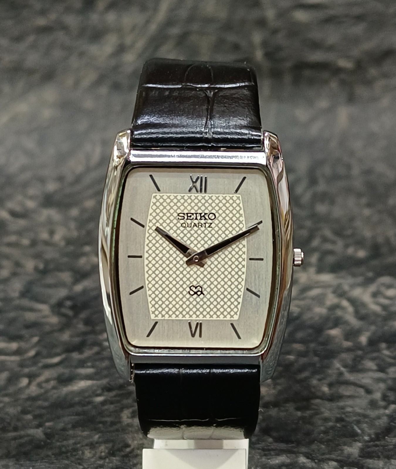 Vintage Seiko Quartz Slim Wristwatch Two Hands Classic Dress Watch Minimal Dial