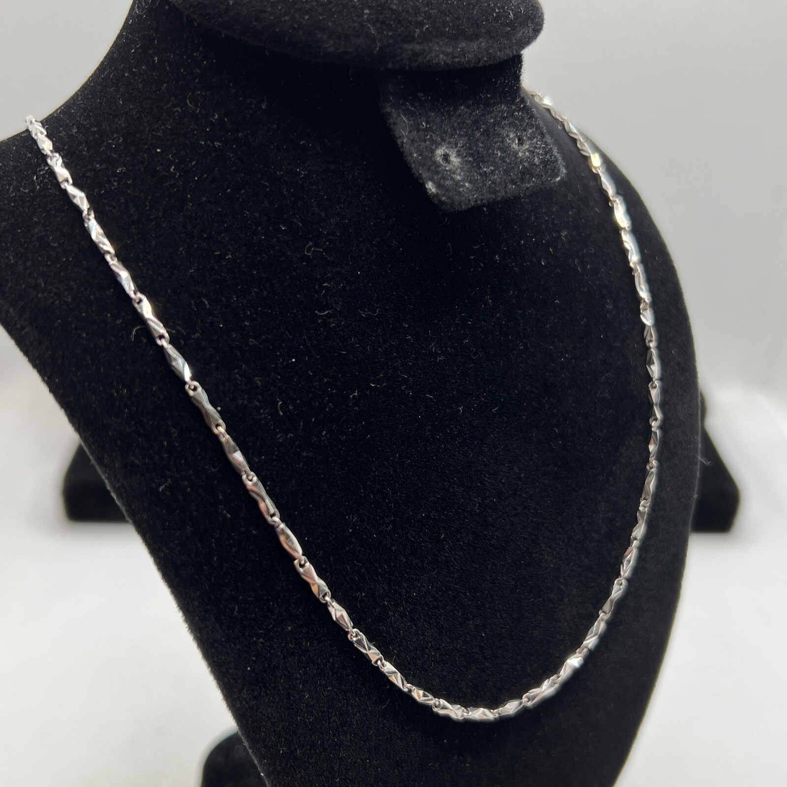 Elegant 18K (750) White Gold Fancy Bar Link Chain Necklace 19” long 8.6gr.