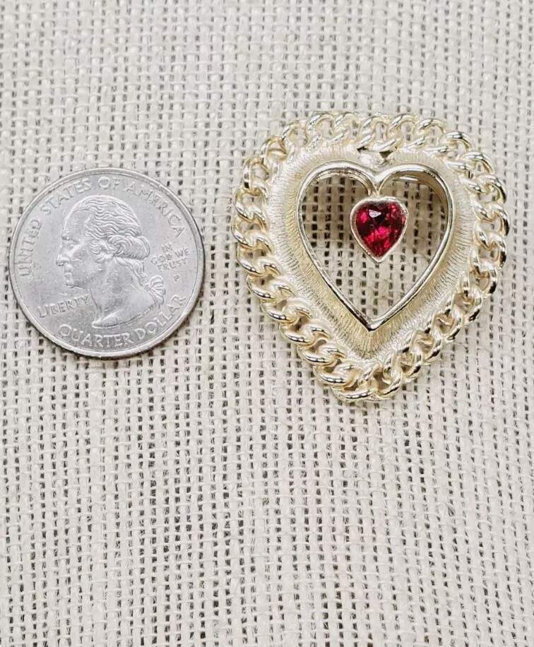Vtg Gold Tone Valentine Heart Pin Brooch with Red Rhinestone 1.25″ x 1.25″