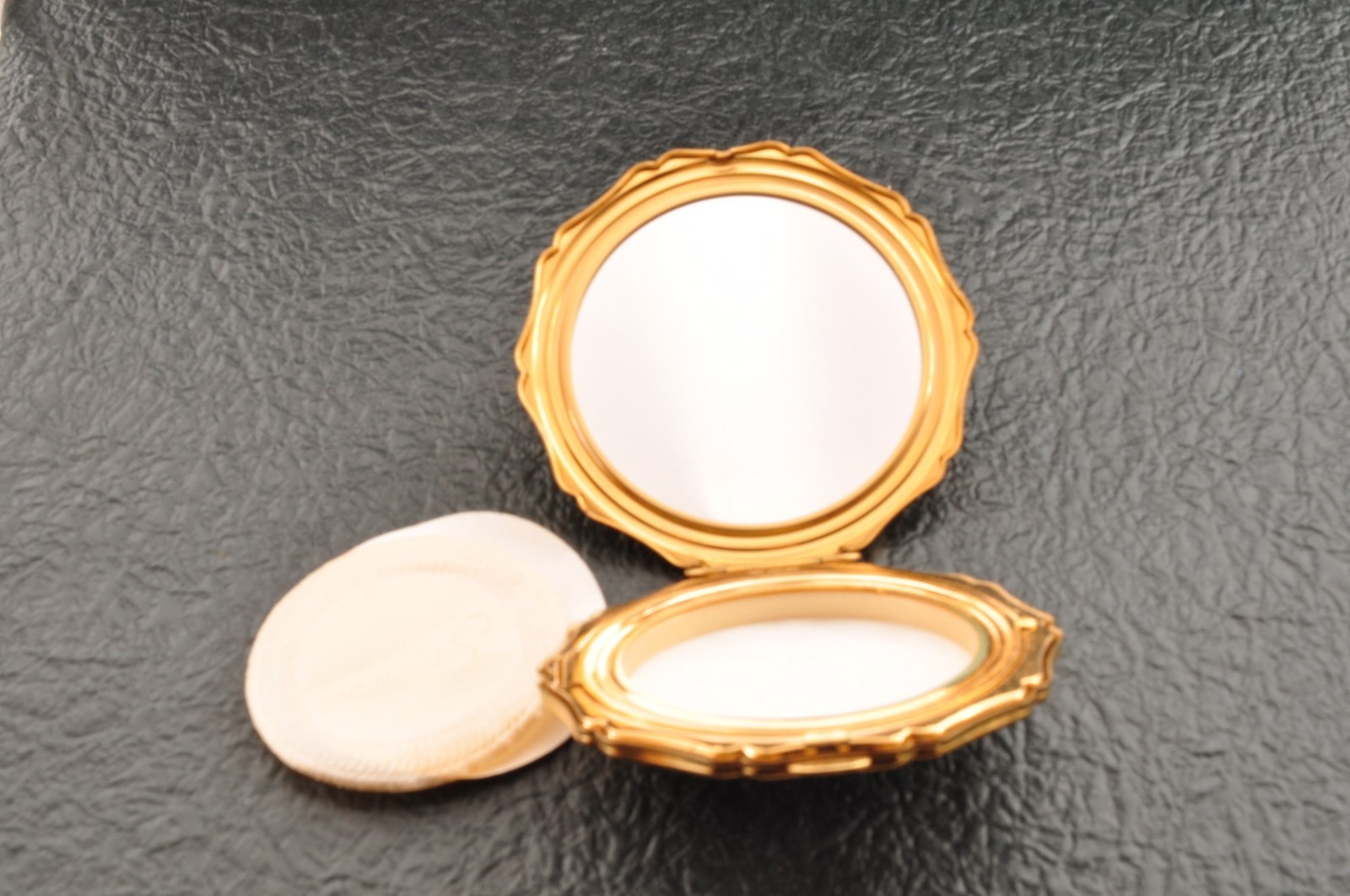 Near mint, England brand “Wedgwood” powder compact and LIP VIEW blue and blue.