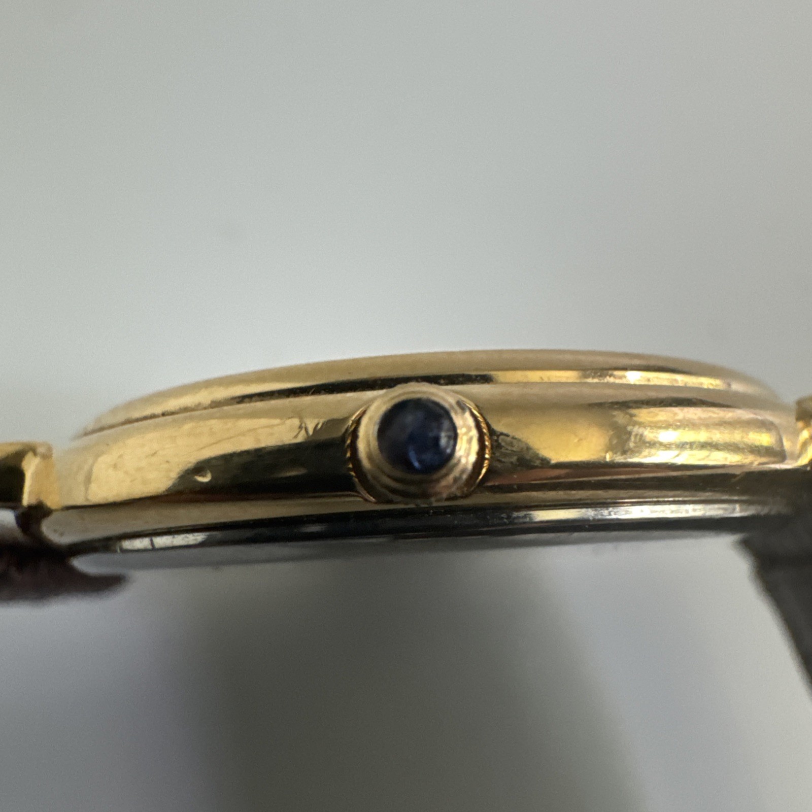Movado Classic Ultra-Thin Dress Watch – Ref. 87-E4-0885 -Gold *UNWORN DISPLYED*