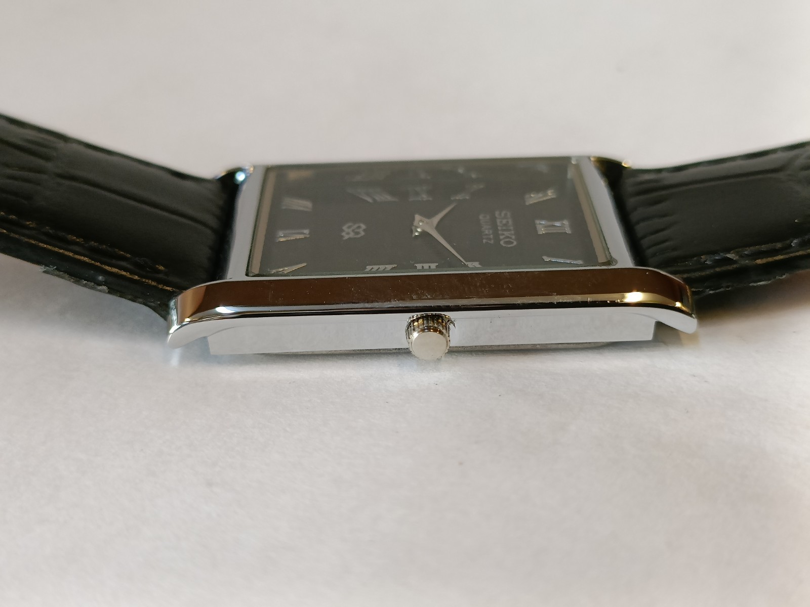 VINTAGE SEIKO SLIM QUARTZ BLACK DIAL JAPAN MEN’S WORKING DRESS WATCH