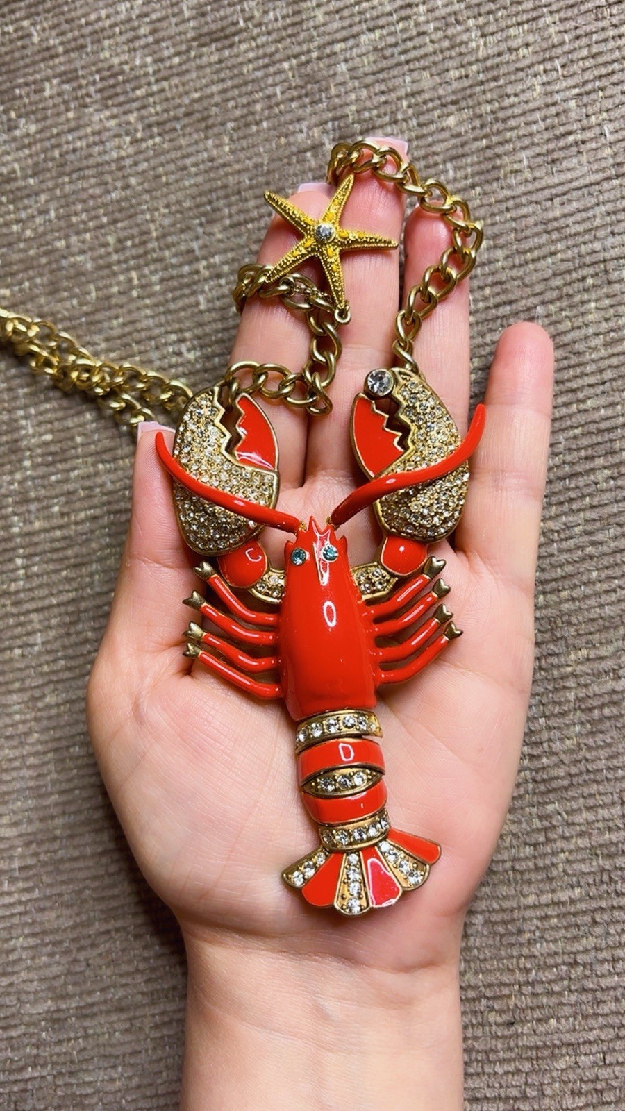 HUGE 🦞BETSEY JOHNSON Gold Tone Enamel Crystal Lobster OCharm Necklace🤩