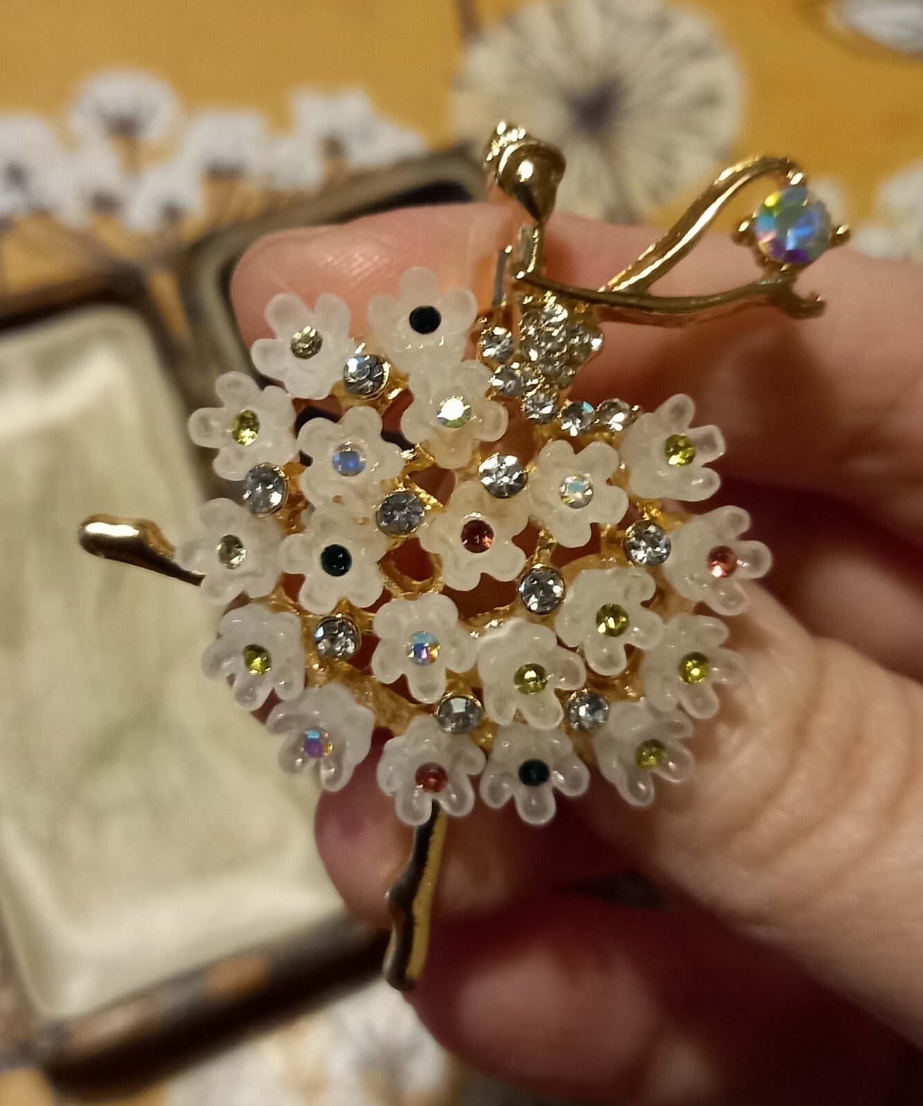VINTAGE STYLE GOLDTONE BALLERINA FLORAL BROOCH PRETTY SPARKLY MULTICOLOURED