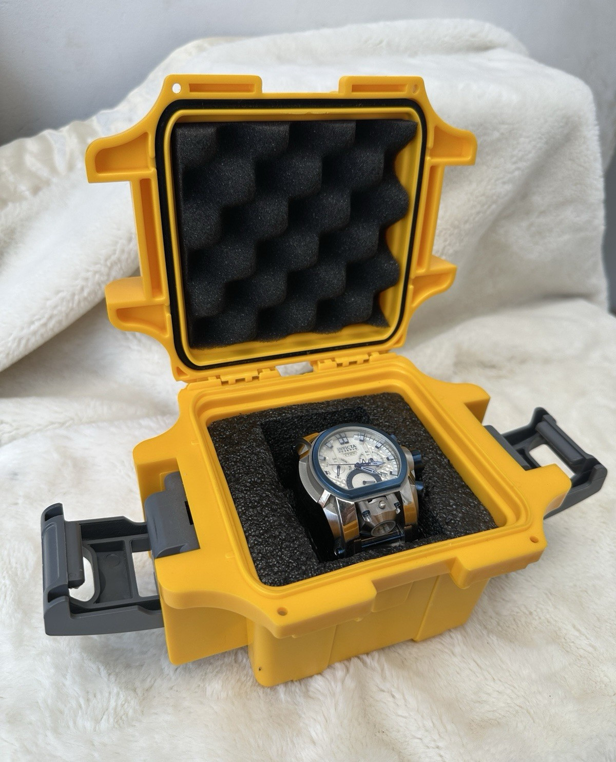 Invicta Bolt Zeus Reserve Chronograph Quartz 200m SS Blue Bezel w/ Box