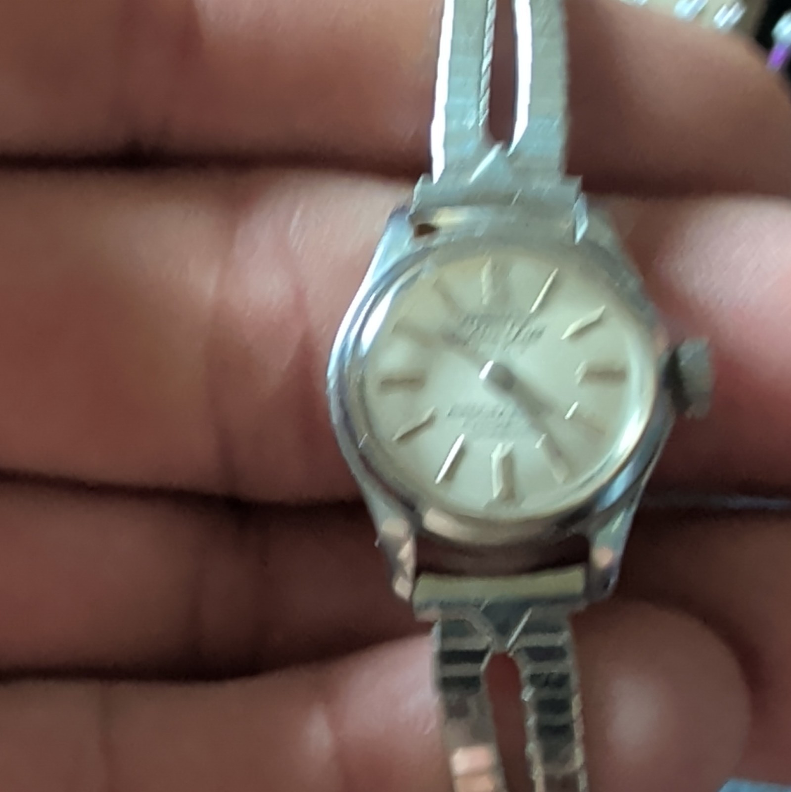 Aureole Golden Shell Vintage Automatic 17J Women’s Silver Dial Bracelet