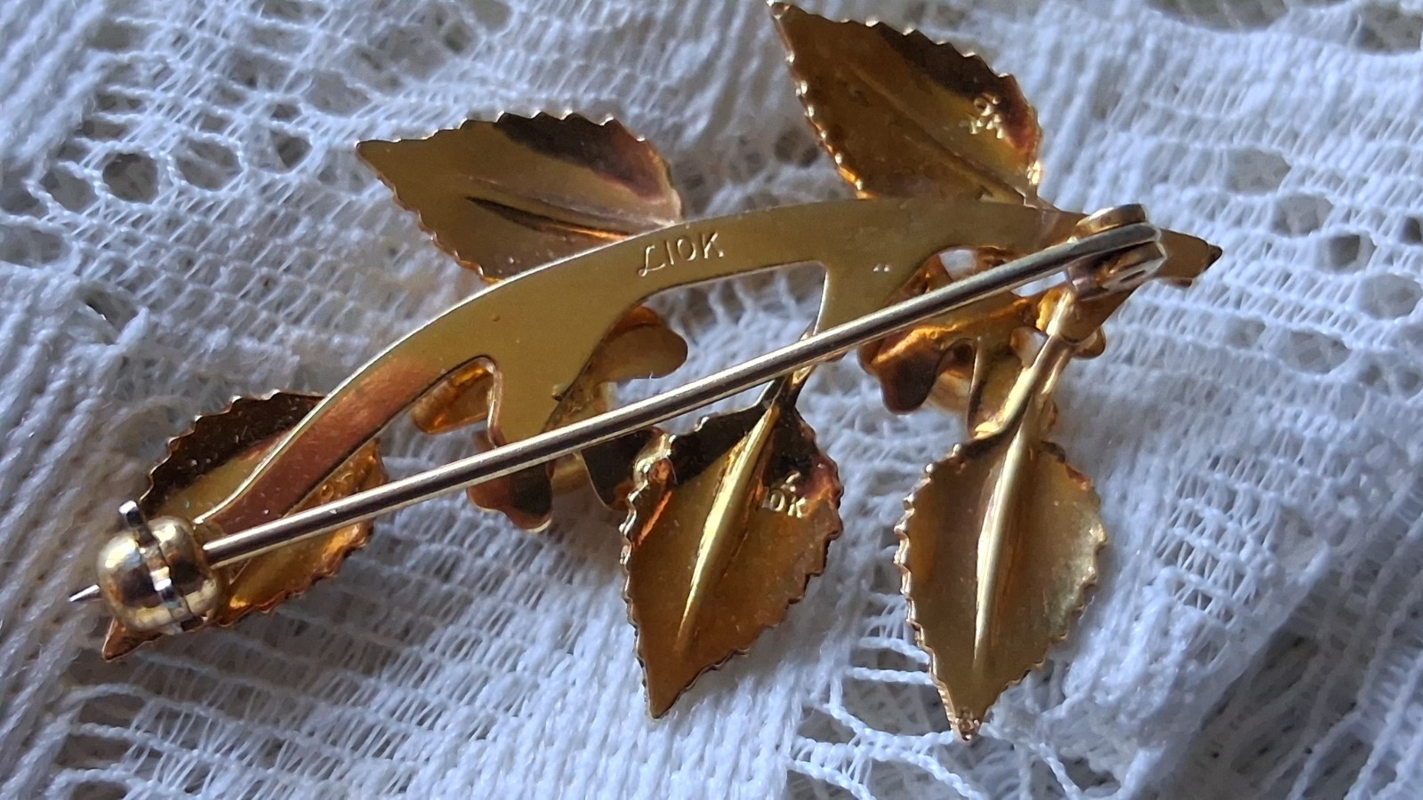 Vintage Black Hills 10k multi-color gold leafy pearl brooch