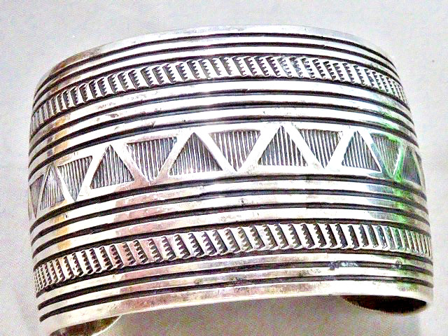 VINTAGE AMAZING NATIVE AMERICAN NAVAJO STAMPED DESIGN WIDE 1 5/8″ 925 BRACELET