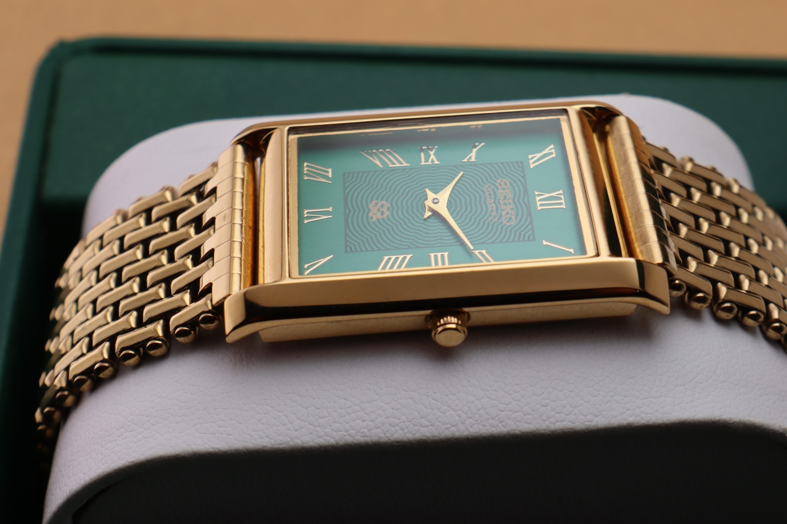 Vintage Seiko Slim Quartz Men’s Wrist Watch Green Dial with Gold Bracelet.