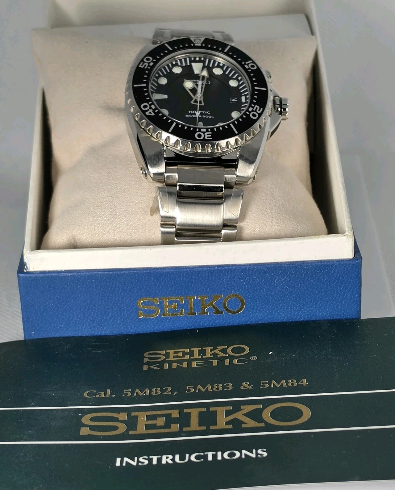 SEIKO KINETIC DIVERS MEN’S STAINLESS STEEL STEEL WATER RESISTAN 200M BLACK DIAL
