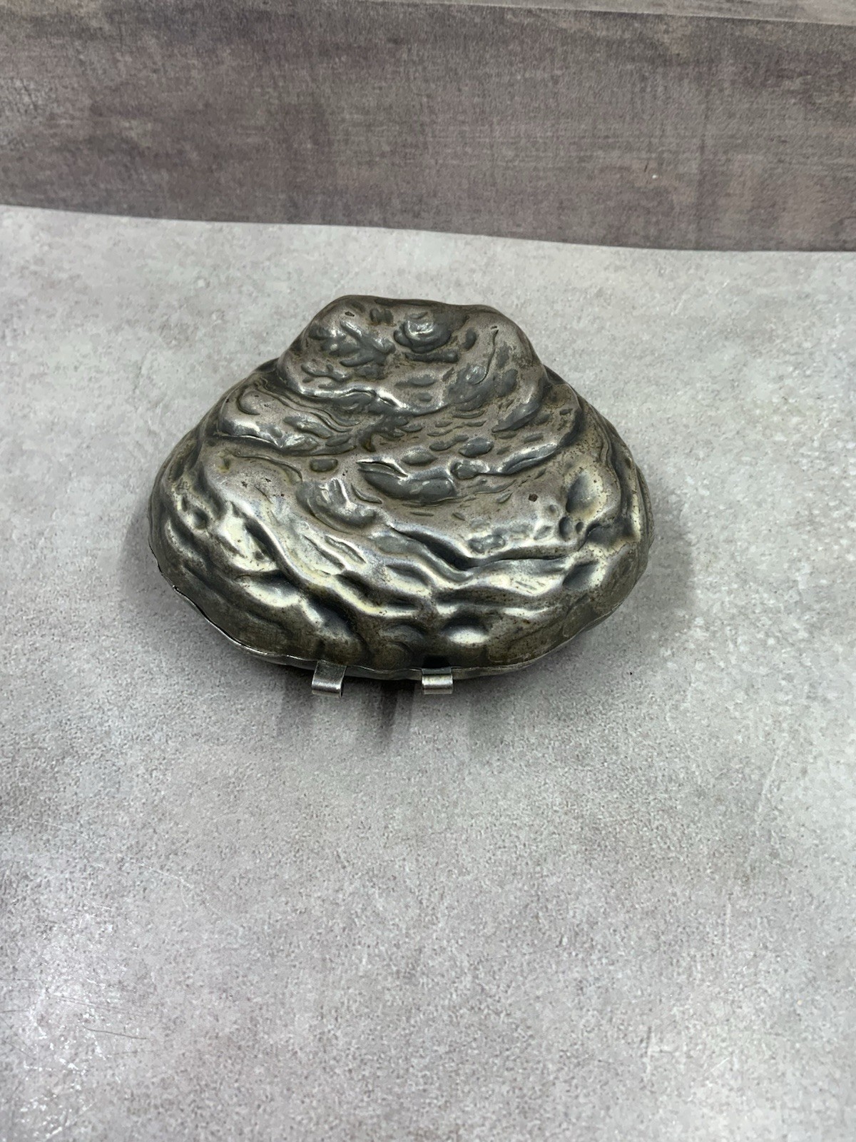 Vint. SHIELDS SEA GEMS 1940’s Clam Shell Peral Presentation Metal Box3.25″x3″x1″