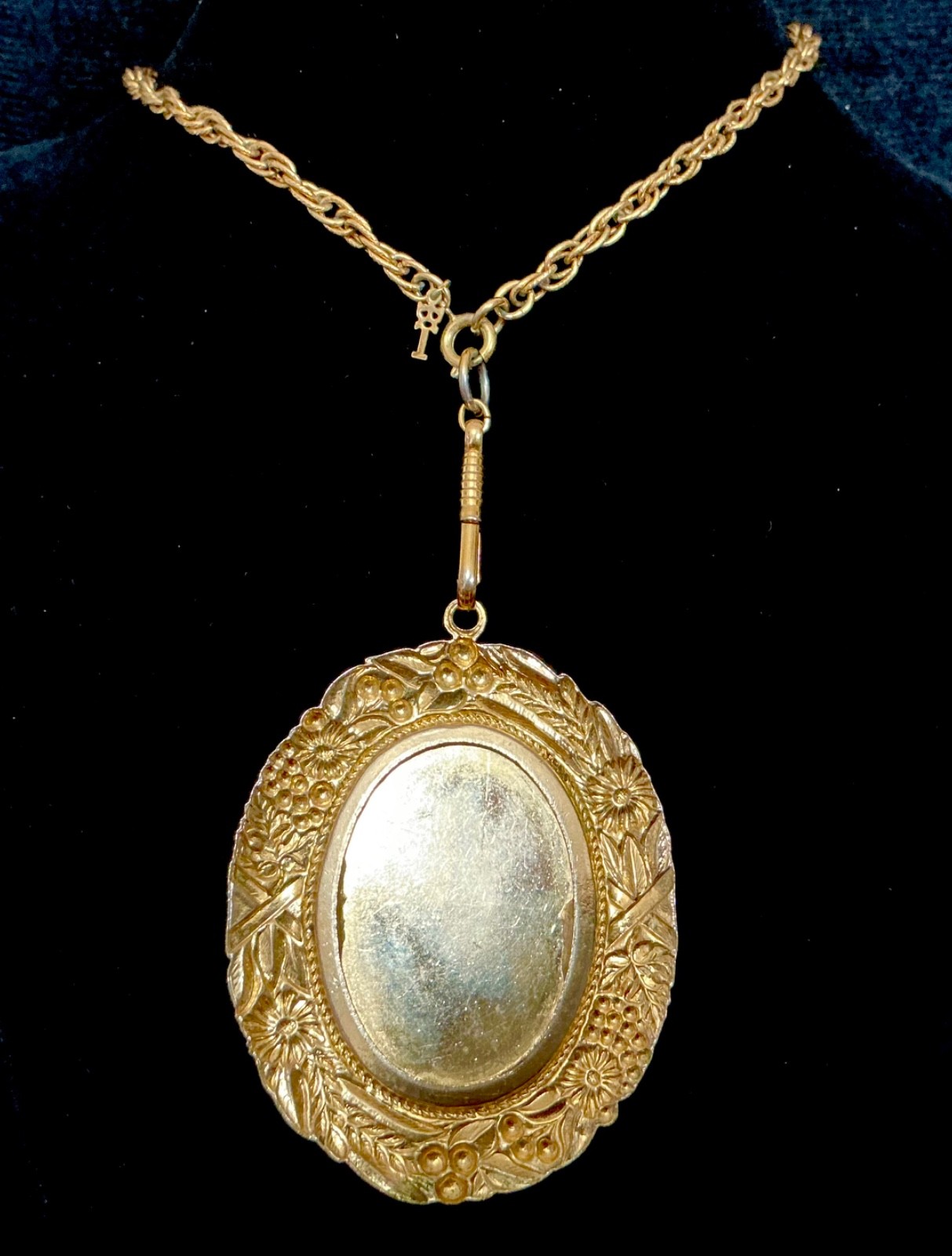 VTG GOLD PLATED OVAL AGATE PENDANT ON GOLD PLATED 30” CHAIN 6-153