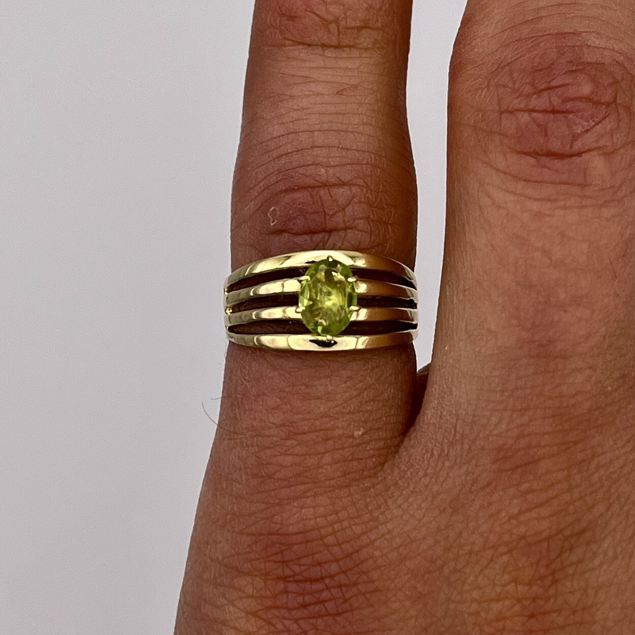 14K Yellow Gold Oval Peridot Ring, Size 6.5, 0.86ct, 4.0G