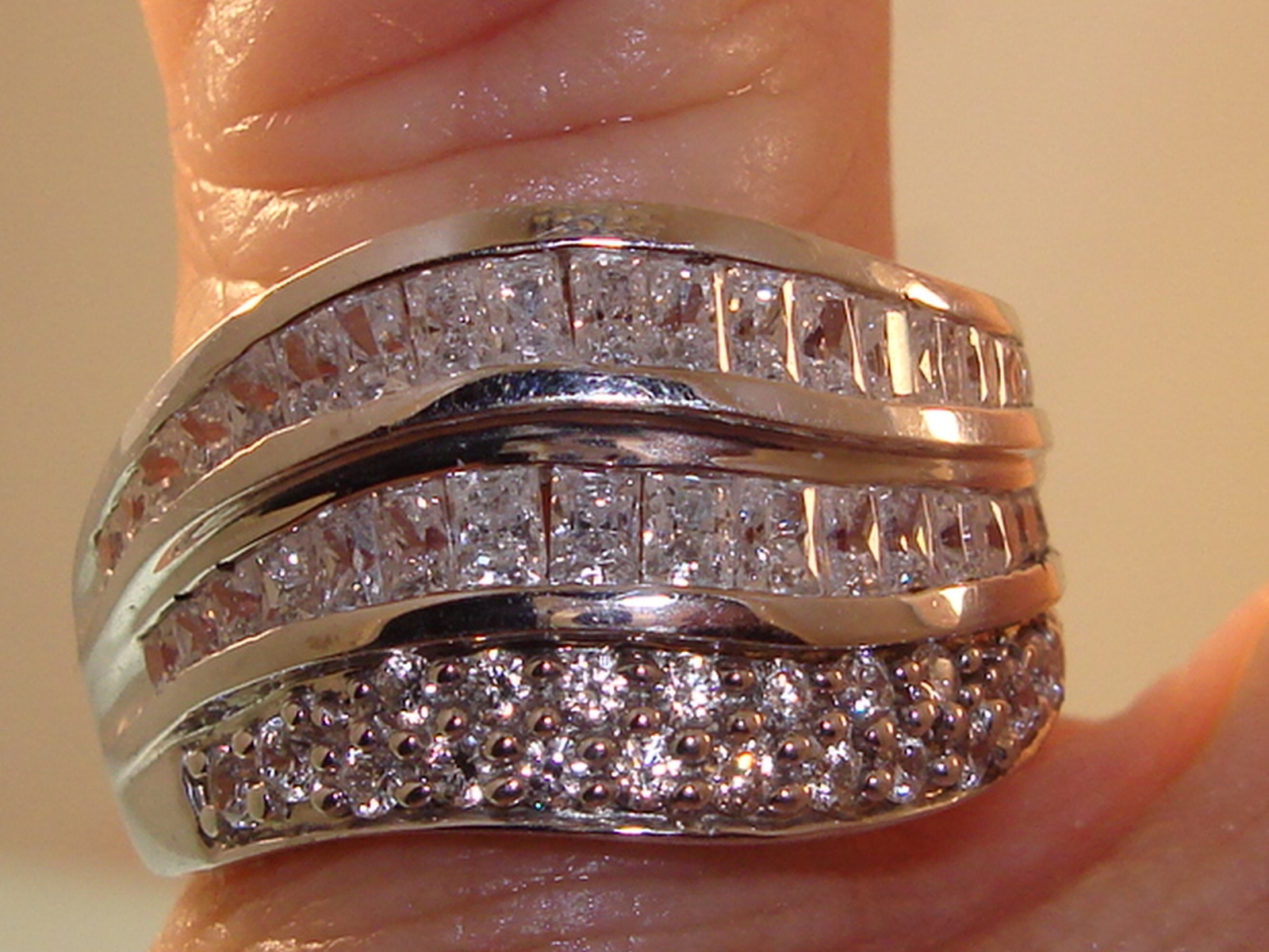 MEDA STERLING SILVER APPROX. 2+ CTW SPARKLING STONES RING! SZ 7