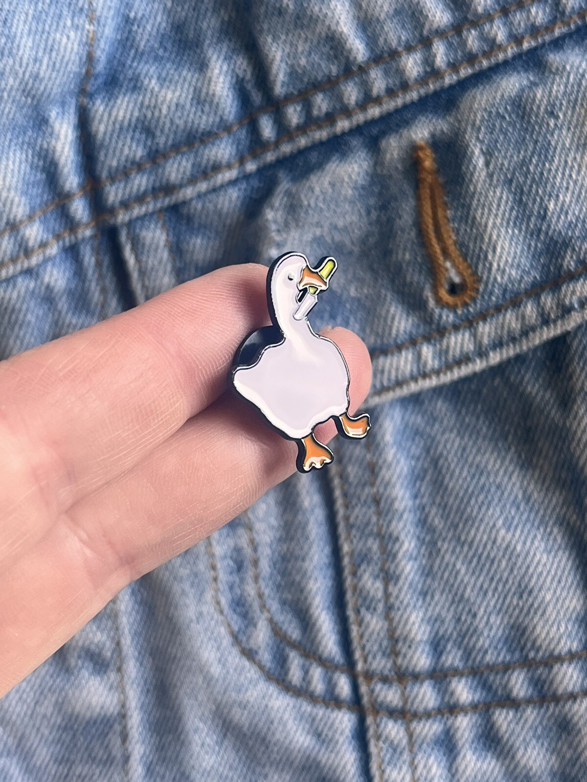 Goose With Knife In Beak- Funny Meme Video Game Enamel Pin – Excellent Condition