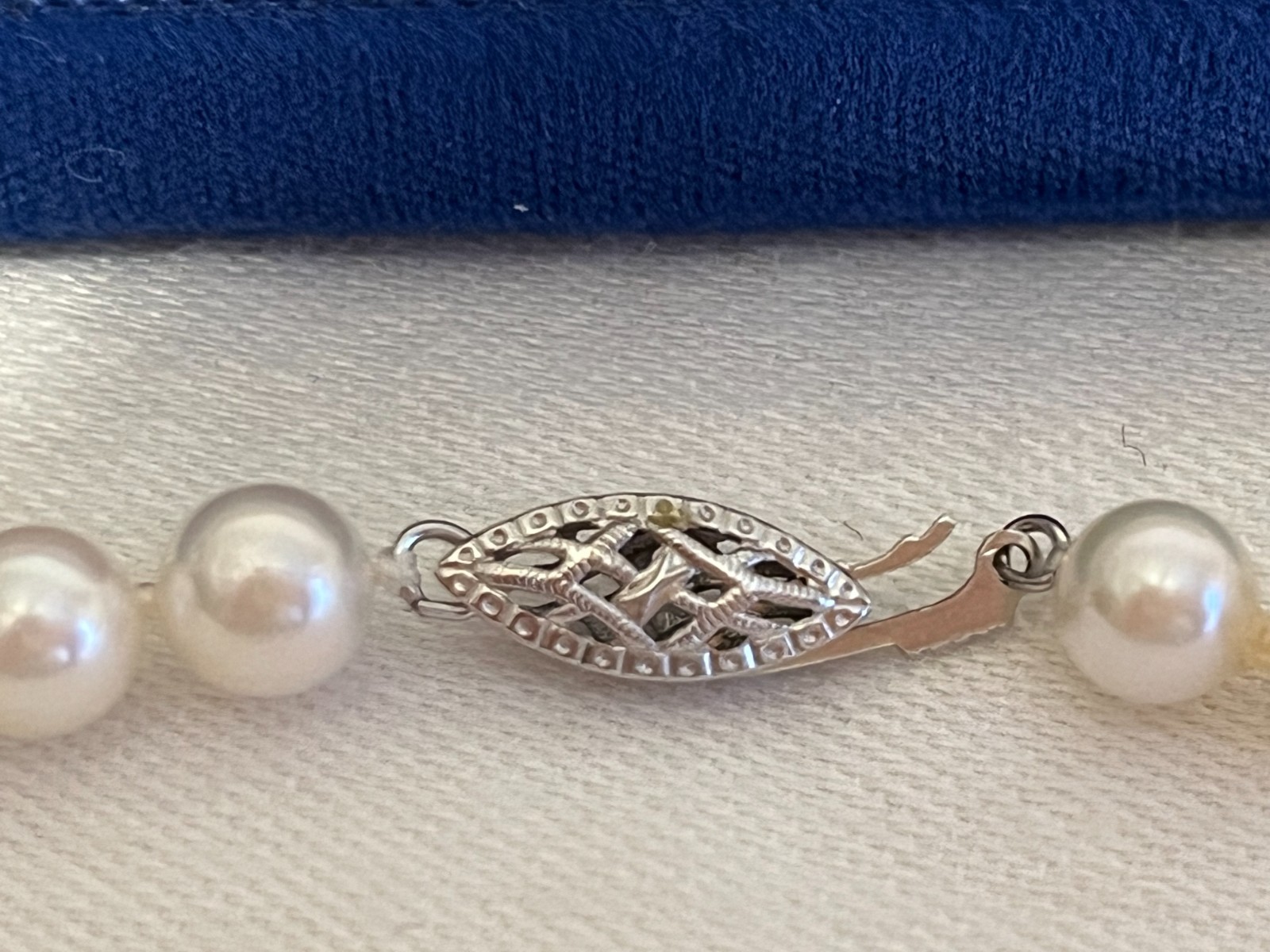 Vtg 24″ Genuine Pearl Hand Knotted Necklace 14K Clasp Clean In Case XLNT