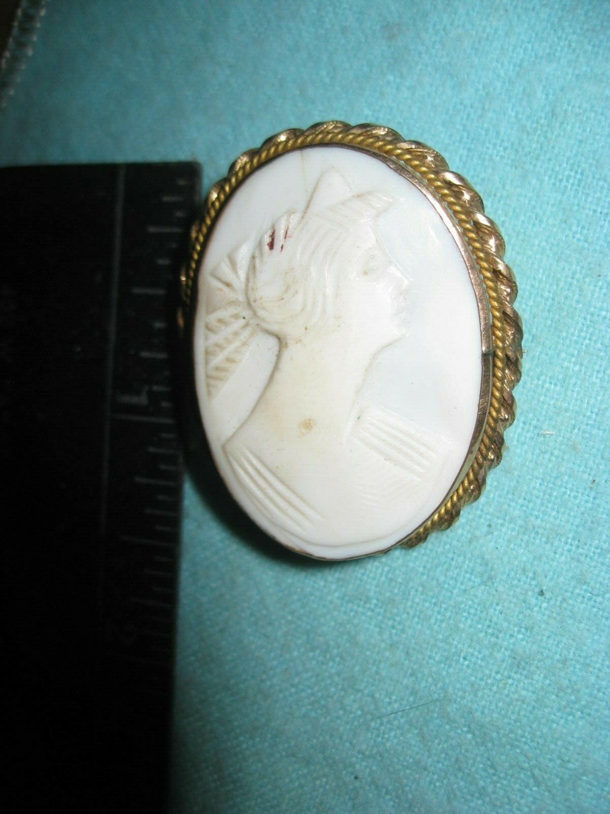 Detailed Shell Cameo Brooch Set in Gold