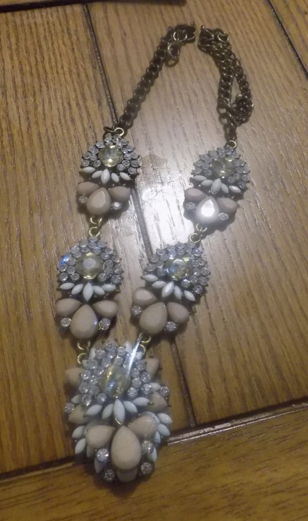 Vtg Statement Bib Necklace Tan, White & Clear Beaded Gold Tone 18″ – 21″ ( 545)