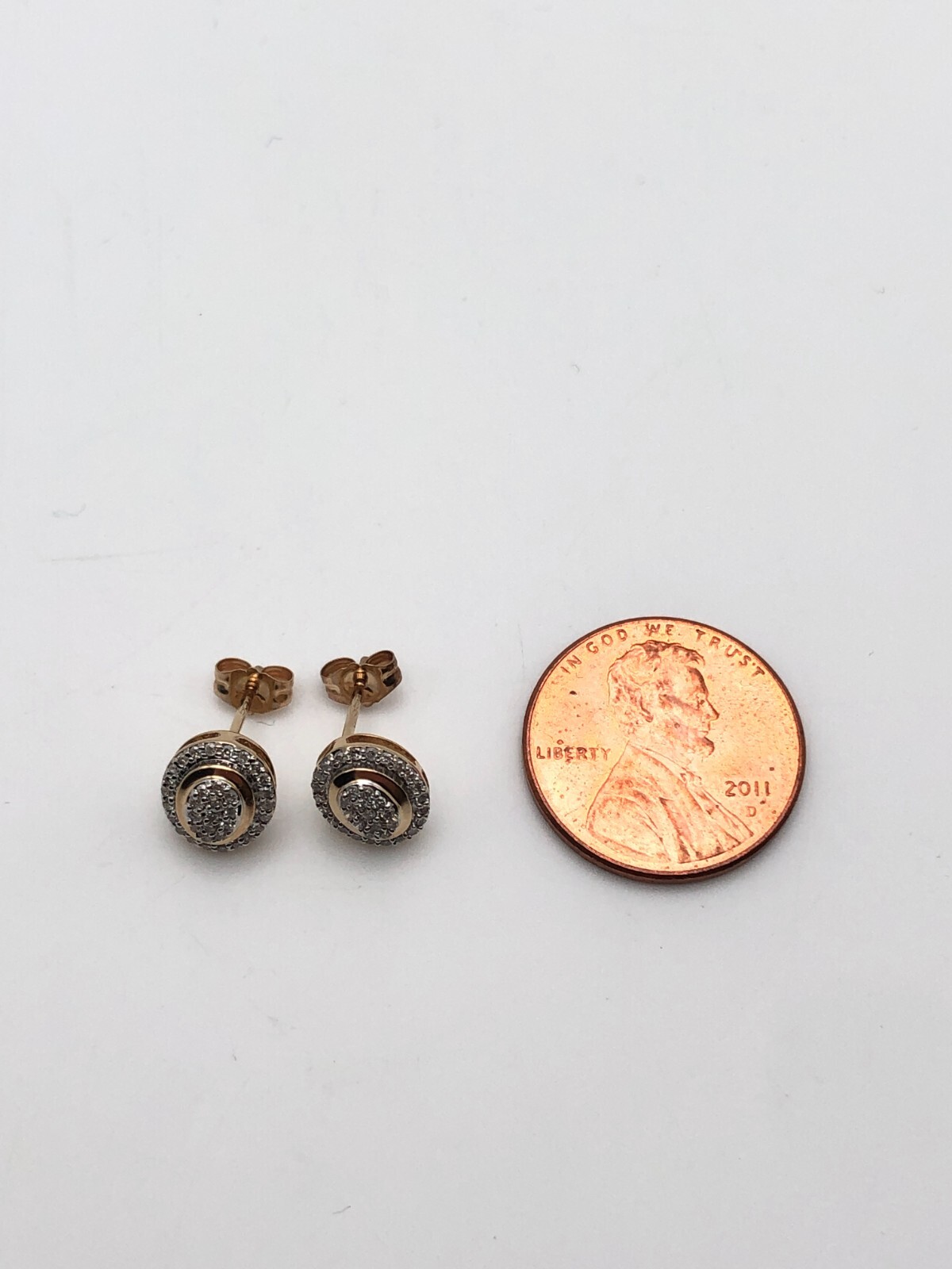 Oval Shaped 10k Yellow Gold Earrings with 0.20ctw of Diamonds 1.1 gram