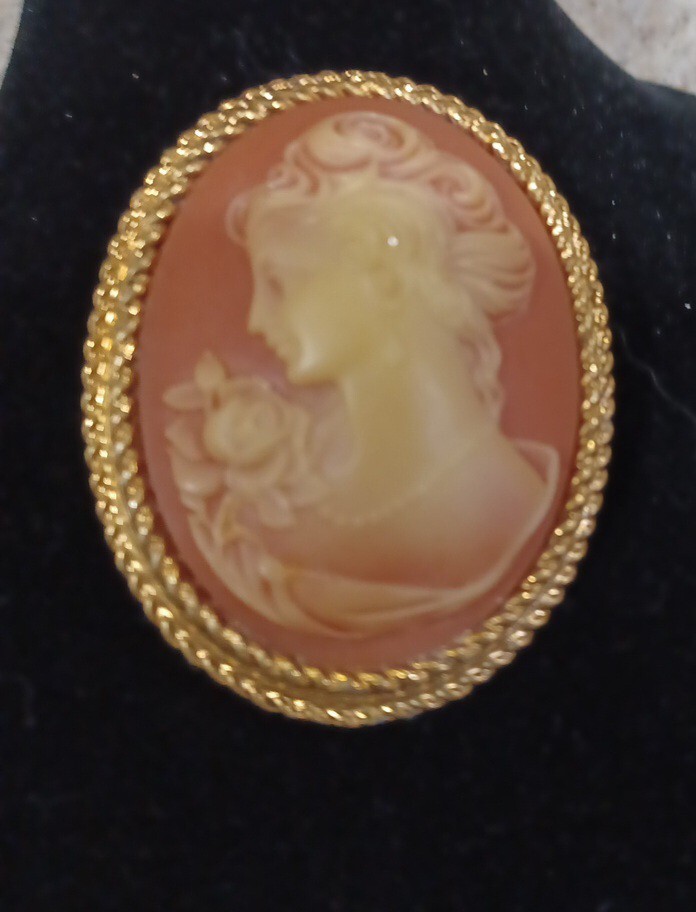Vintage 1960’s Estee Lauder CAMEO Nice Brooch!