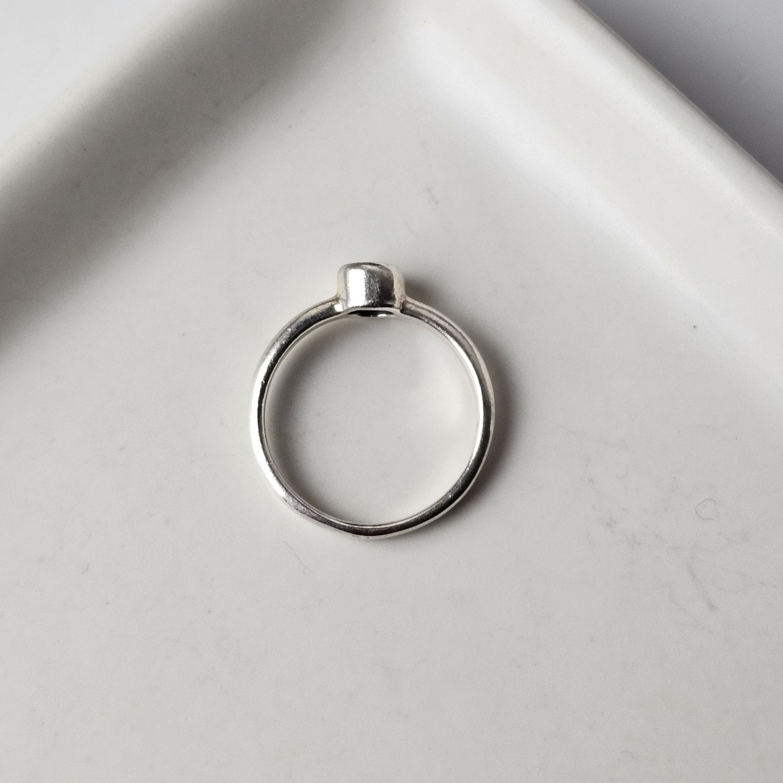 925 Sterling Silver Cabochon Garnet Minimalist Solitaire Ring Size 6 – 1.95 g