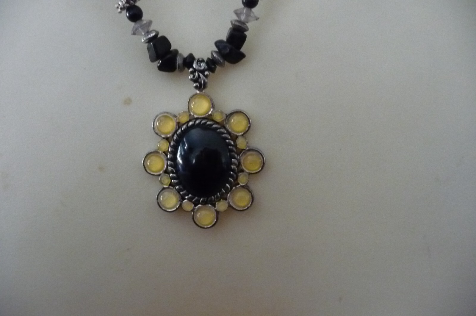 A#1120X vtg NECKLACE 8″L BLACK GRAY & SILVER TONE BEAD W YELLOW & BLACK PENDANT