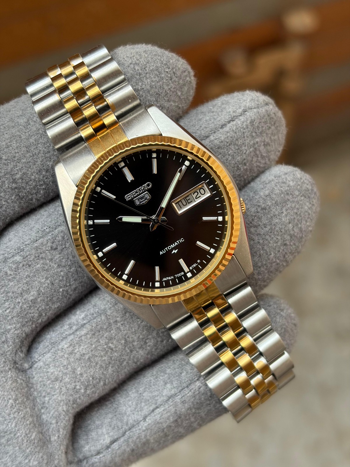 Vintage Seiko 5 Automatic Day/Date Mens Wrist Watch
