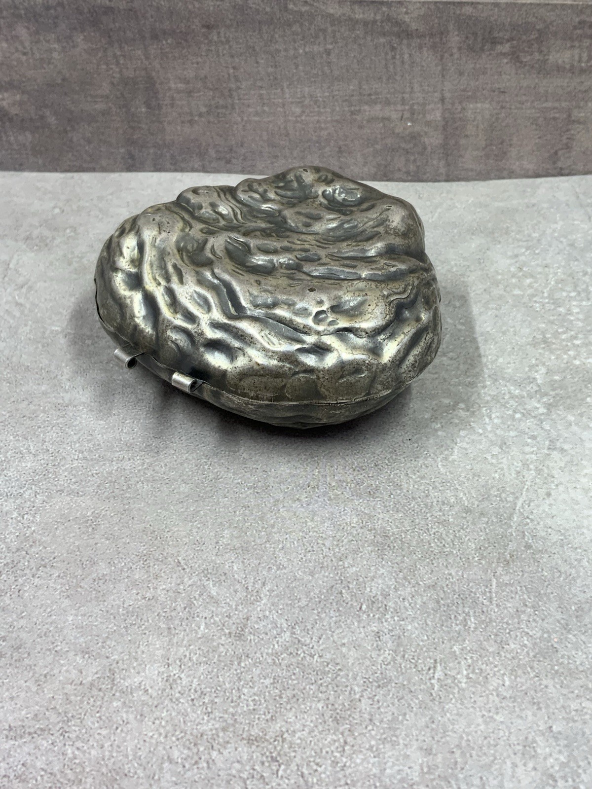 Vint. SHIELDS SEA GEMS 1940’s Clam Shell Peral Presentation Metal Box3.25″x3″x1″