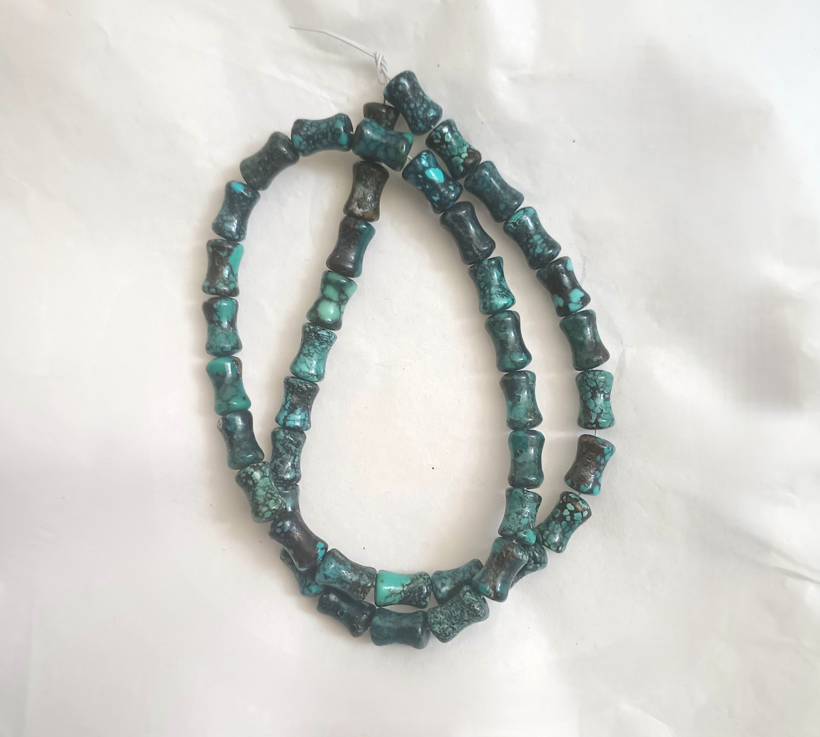 OLD STOCK HUBEI TURQUOISE 5-6 x 8-9MM BONE SHAPE BEADS- 15.75″ STRAND – 5558E