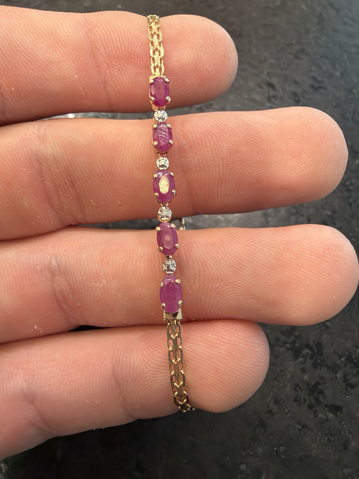 10K Yellow Gold – 5 genuine Rubies – Figaro Chain Bracelet 6in – Lobster Clasp