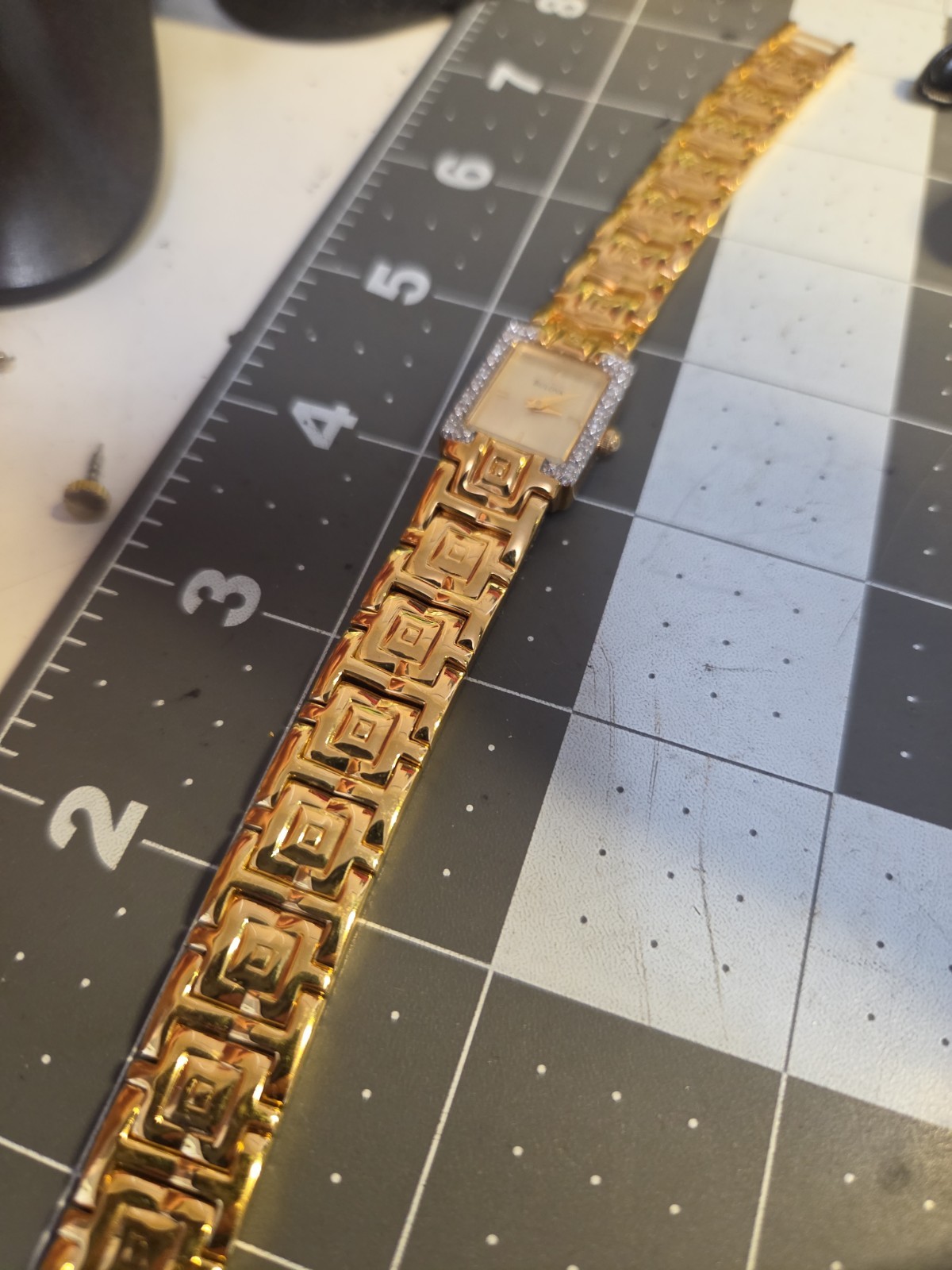 Vtg 2000 BULOVA Ladies 16mm Watch Gold Tone DIAMONDS Bezel MOP Tank 7.5″ – RUNS
