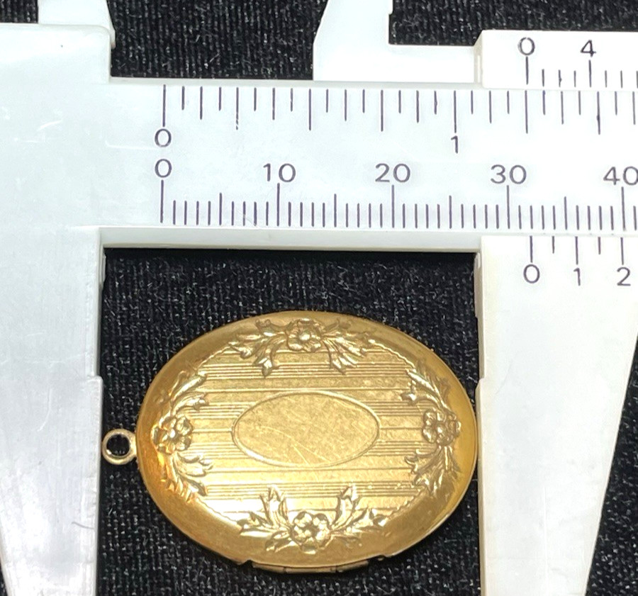 VINTAGE VICTORIAN STYLE OVAL FLORAL MOTIF GOLD TONE LOCKET FOR PHOTOS 1-1/4″ HI