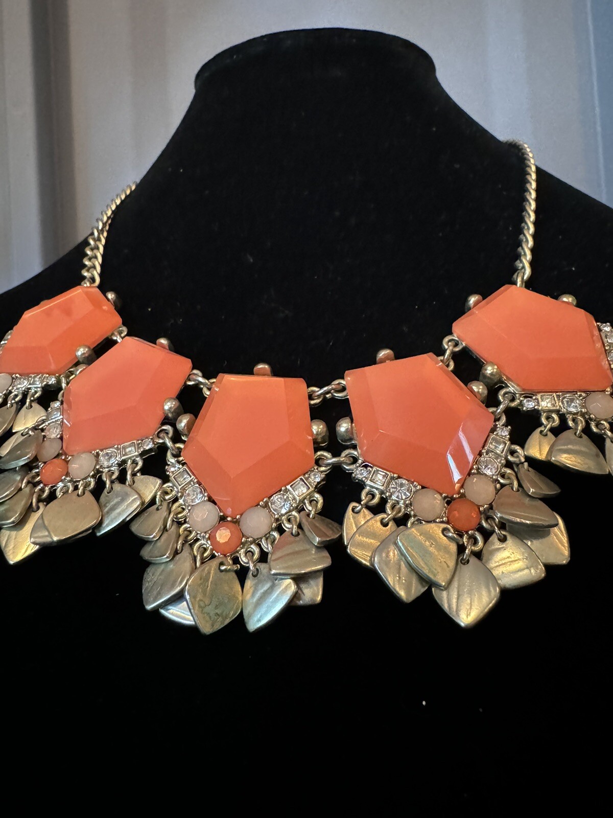 ANN TAYLOR LOFT Gold CHAIN 18” STATEMENT NECKLACE Coral GEM RHINESTONE 3” Extend