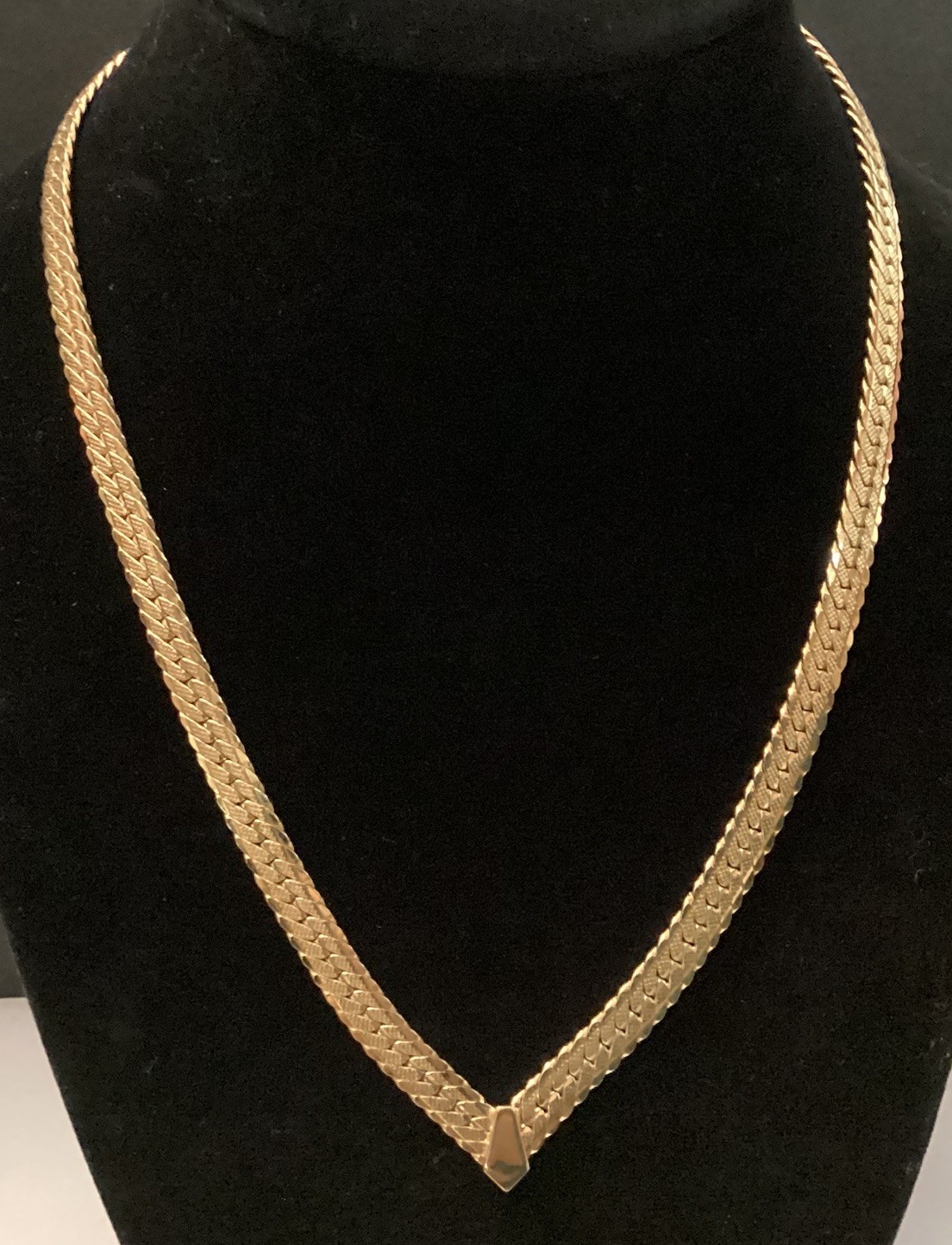 Awesome V Shaped Gold Tone Flat Herringbone Chain Necklace 17-1/2″