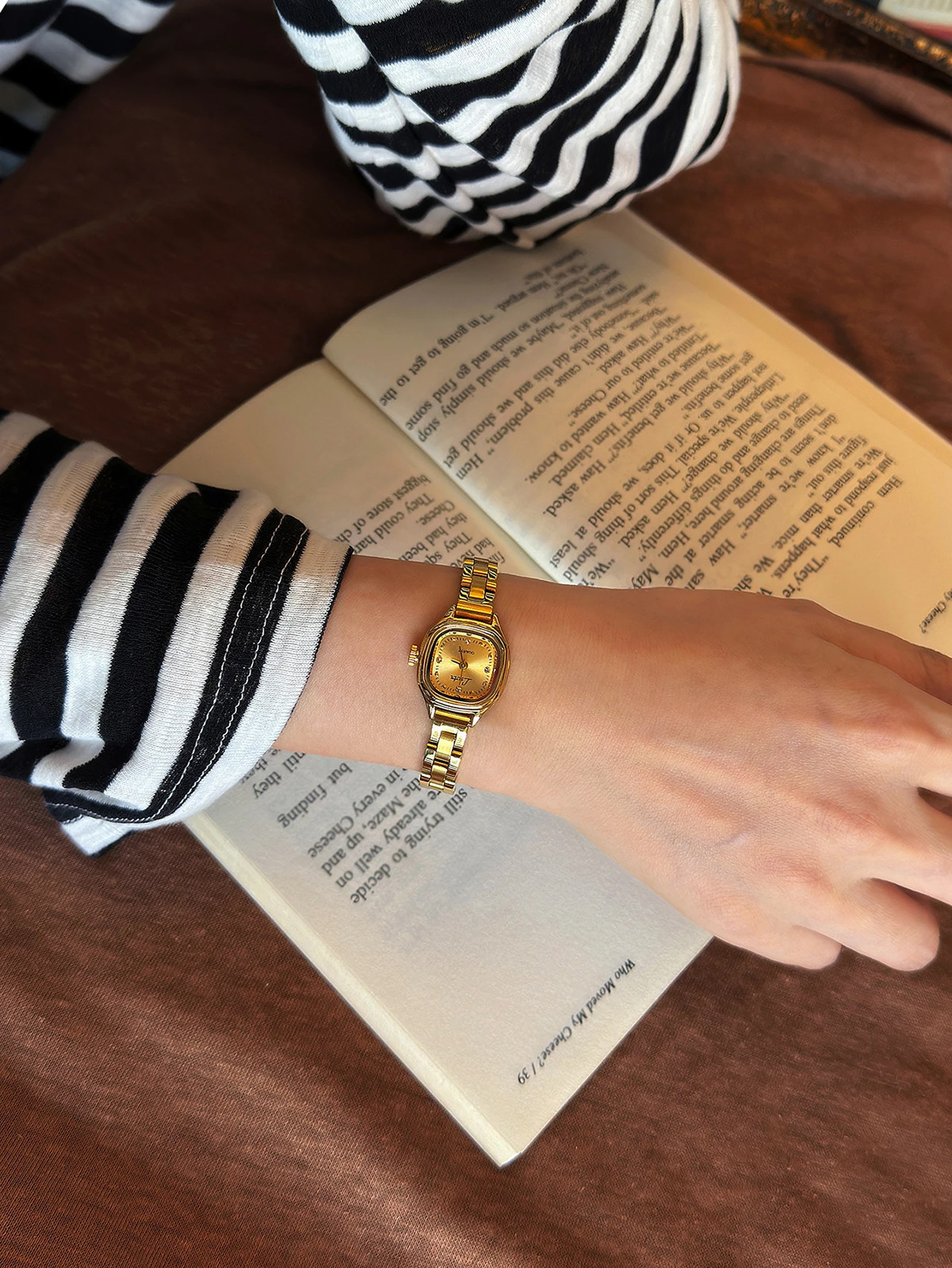 1pc New Mini, small and exquisite Vintage Golden Square-Dial Women’s Watch