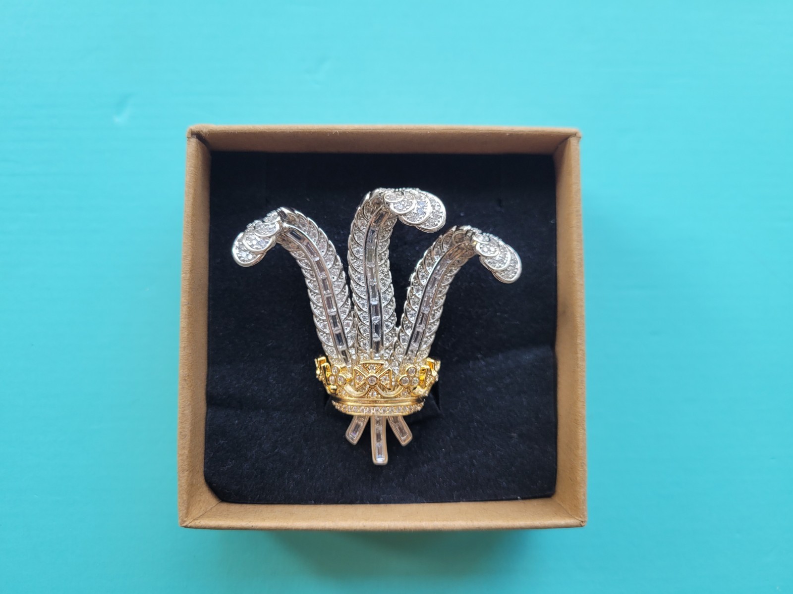Duchess of Windsors Prince of Wales brooch, Elizabeth Taylor,royal, Gift