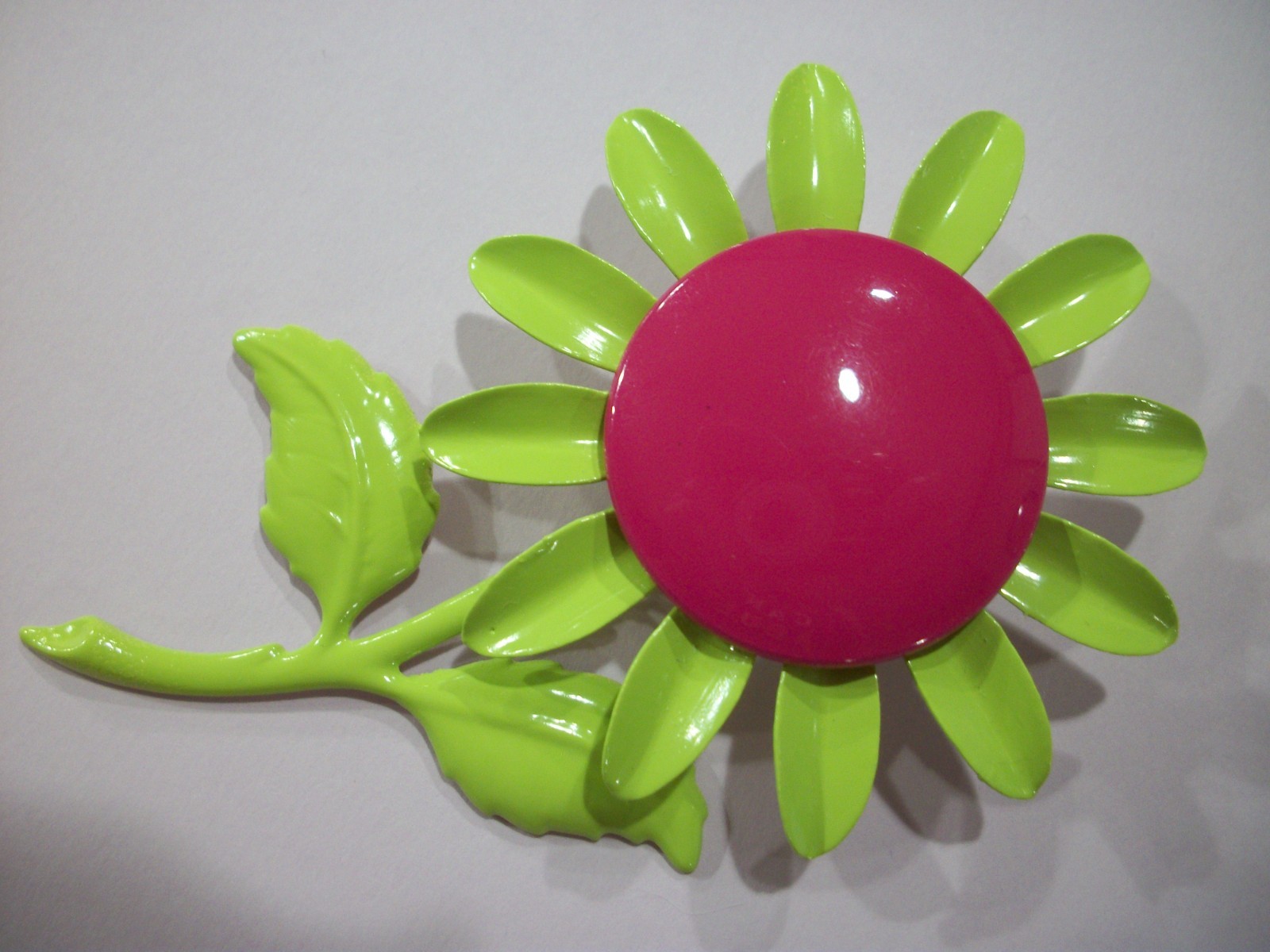 ViNTaGE MeTaL ENaMeL EyE PoPPiNg LiMe GReeN/HoT PiNK FLoWeR PiN/EaRRiNg DeMi LoT