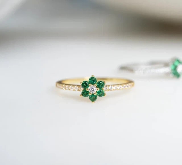 2Ct Round Cut Simulated Green Emerald Flower Shape Ring 14K Yellow Gold Plated