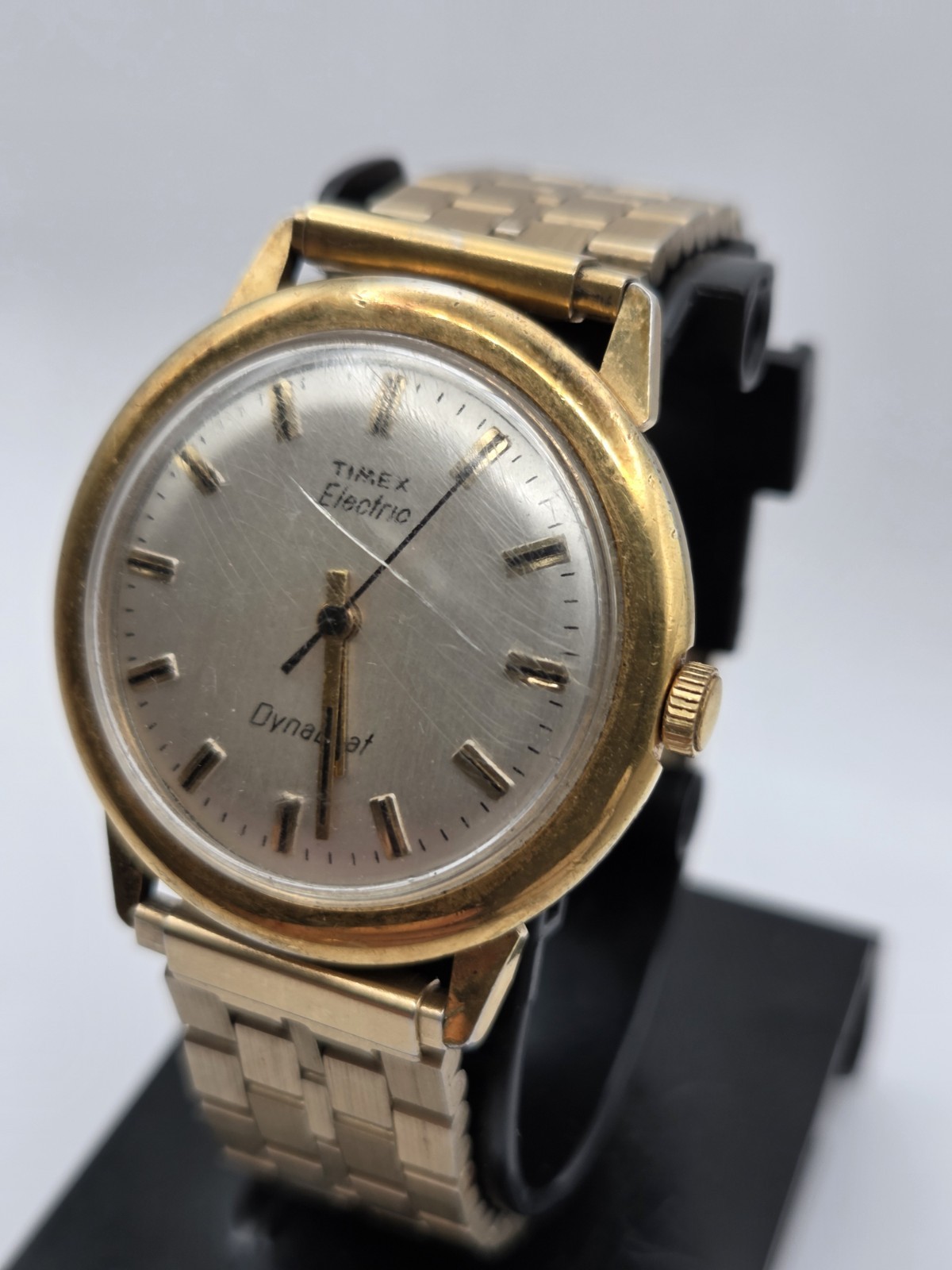 VINTAGE RUNNING TIMEX ELECTRIC DYNABEAT 36mm WATCH GOLD TONE BRUSHED SILVER DIAL