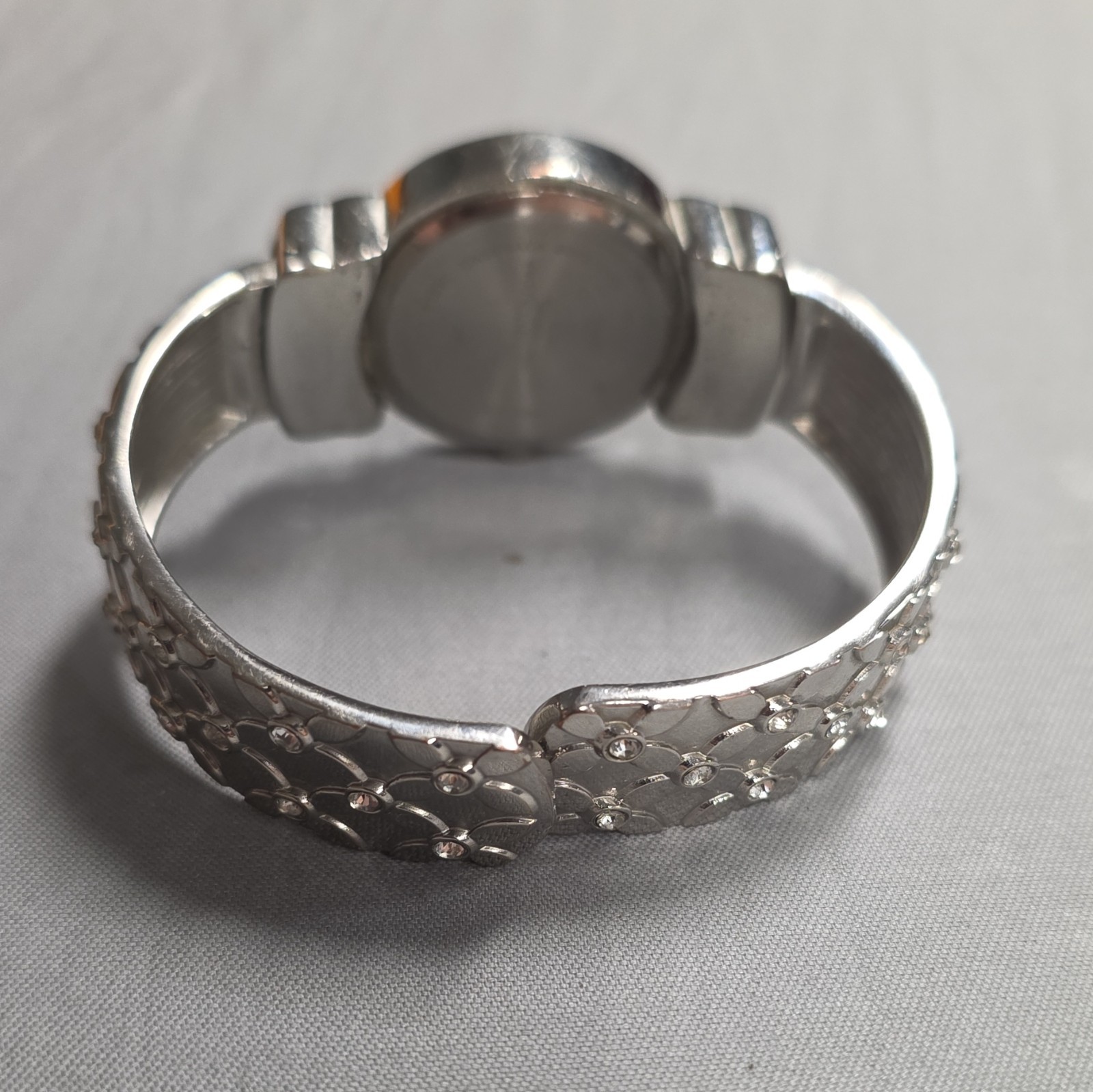 Women’s Quartz Analog Wristwatch Silver-Tone SS Bangle White Dial Arabic