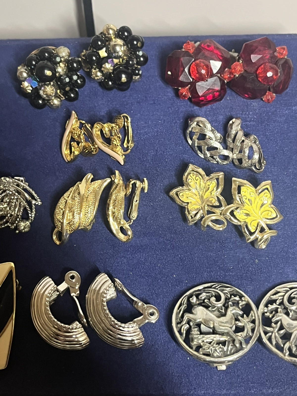 ESTATE JEWELRY 26 PAIR GOLD TONE CLIP SCREW BACK EARRINGS SIGNED/UNSIGNED