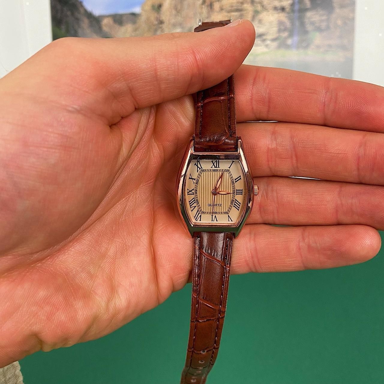 Minimalistic essential vintage style gold and leather style band watch. 9 inches