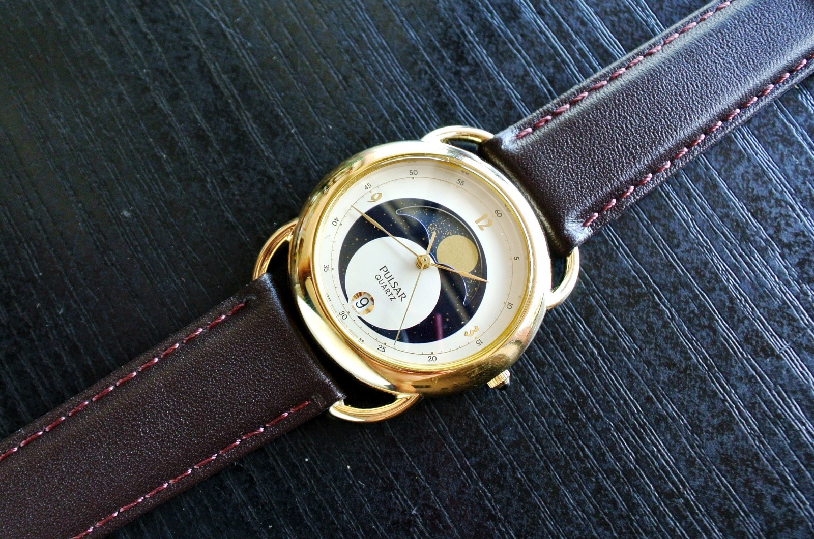 VINTAGE PULSAR SEIKO DATE ELEGANT MOON PHASE QUARTZ MEN’S GOLD BROWN DRESS WATCH