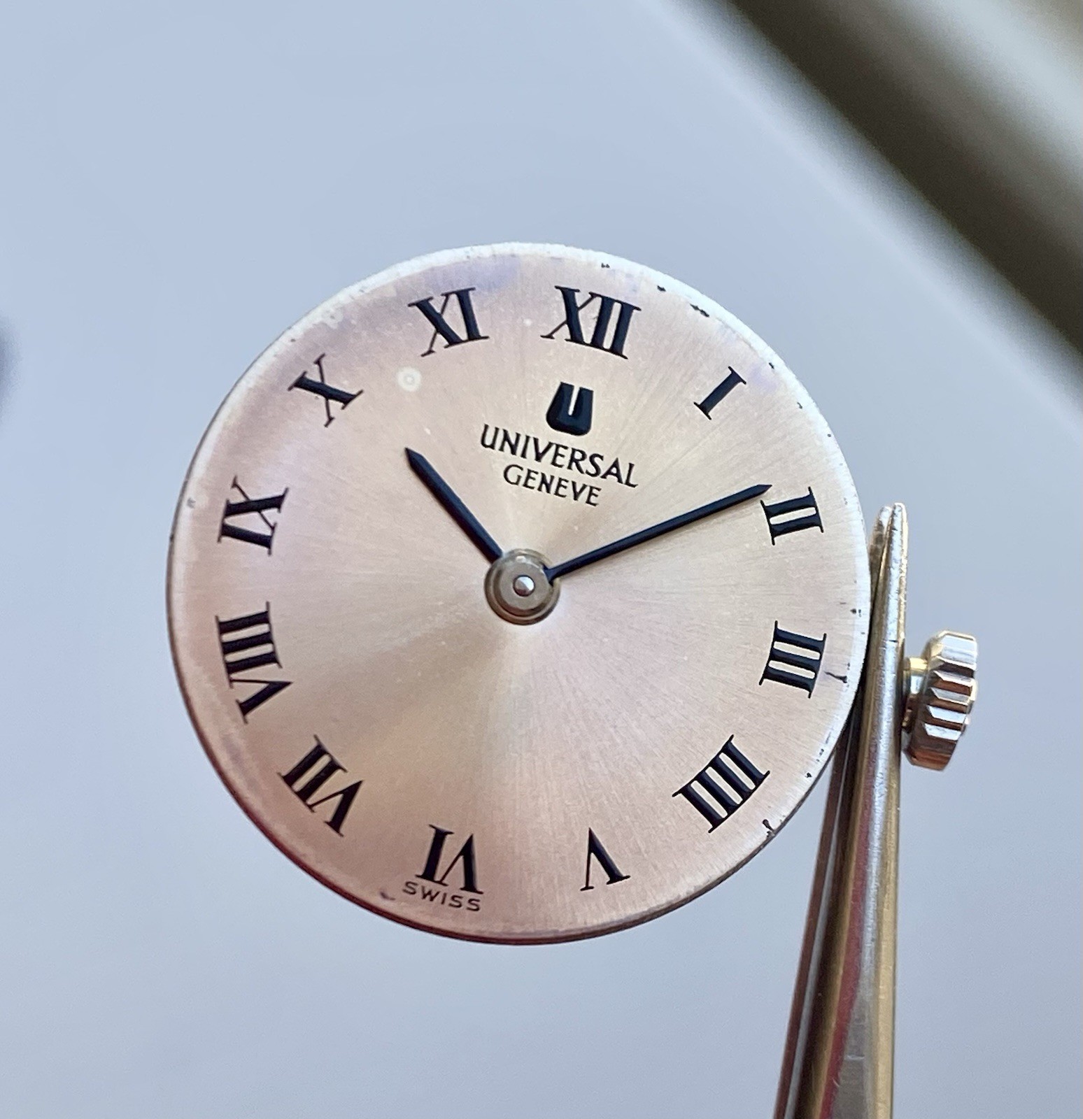 Universal Geneve Ladies 25mm Stainless Steel Bullhorn Case Cal. 1-42 Salmon Dial