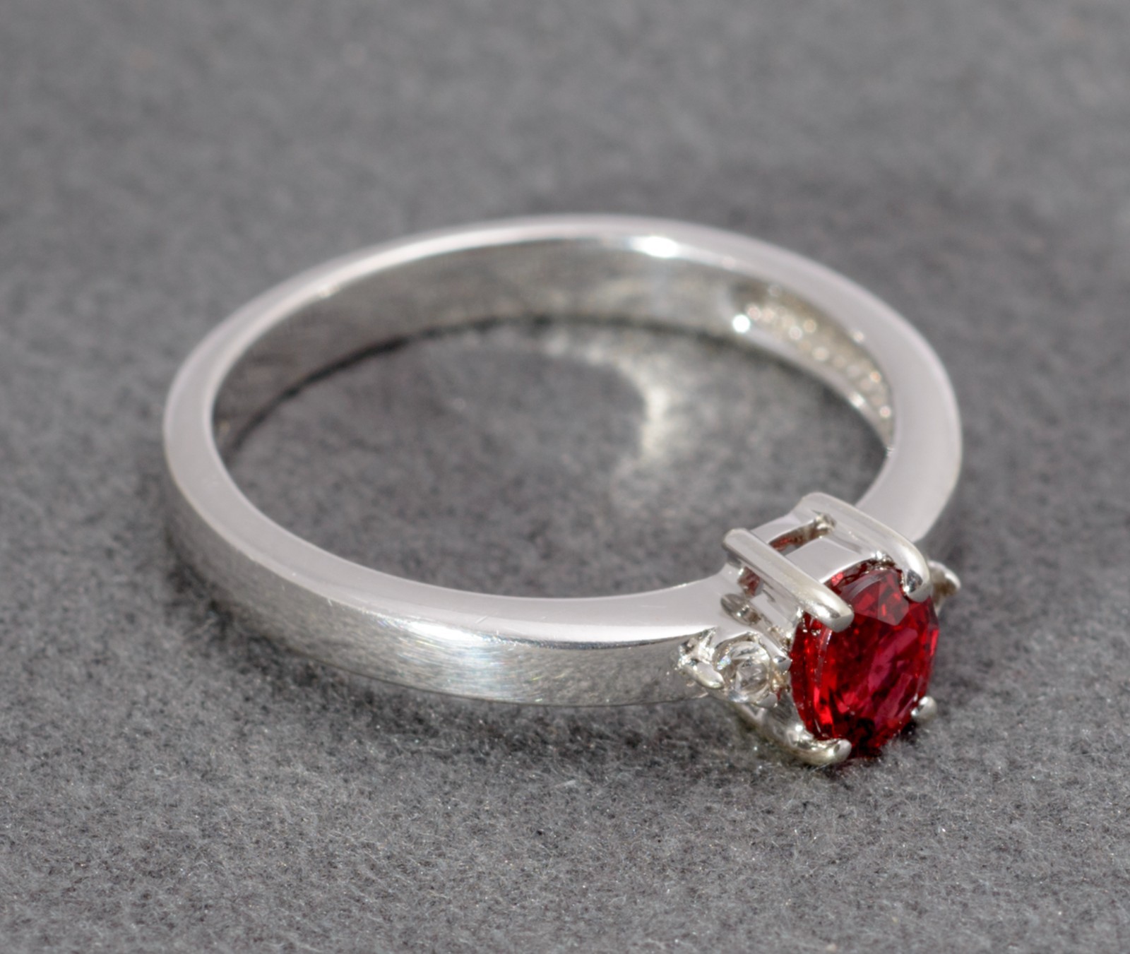 9ct White Gold Ring – Lab Created Ruby / White Topaz – Size N – Hallmarked 2007